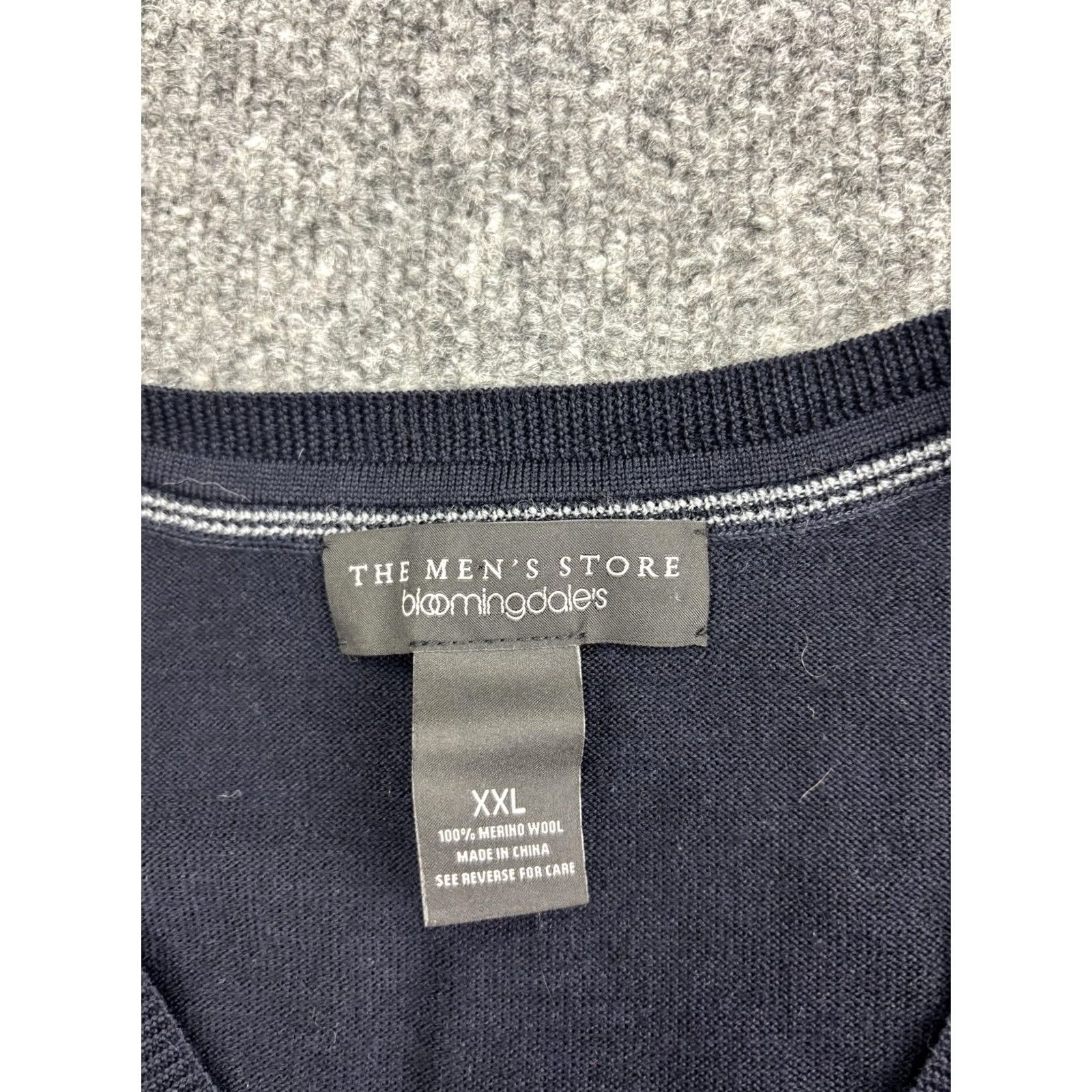 Vintage The Men's Store at Bloomingdale's Sweater Vest Mens 2XL Blue Merino Wool V-Neck Size US XXL / EU 58 / 5 - 2 Thumbnail