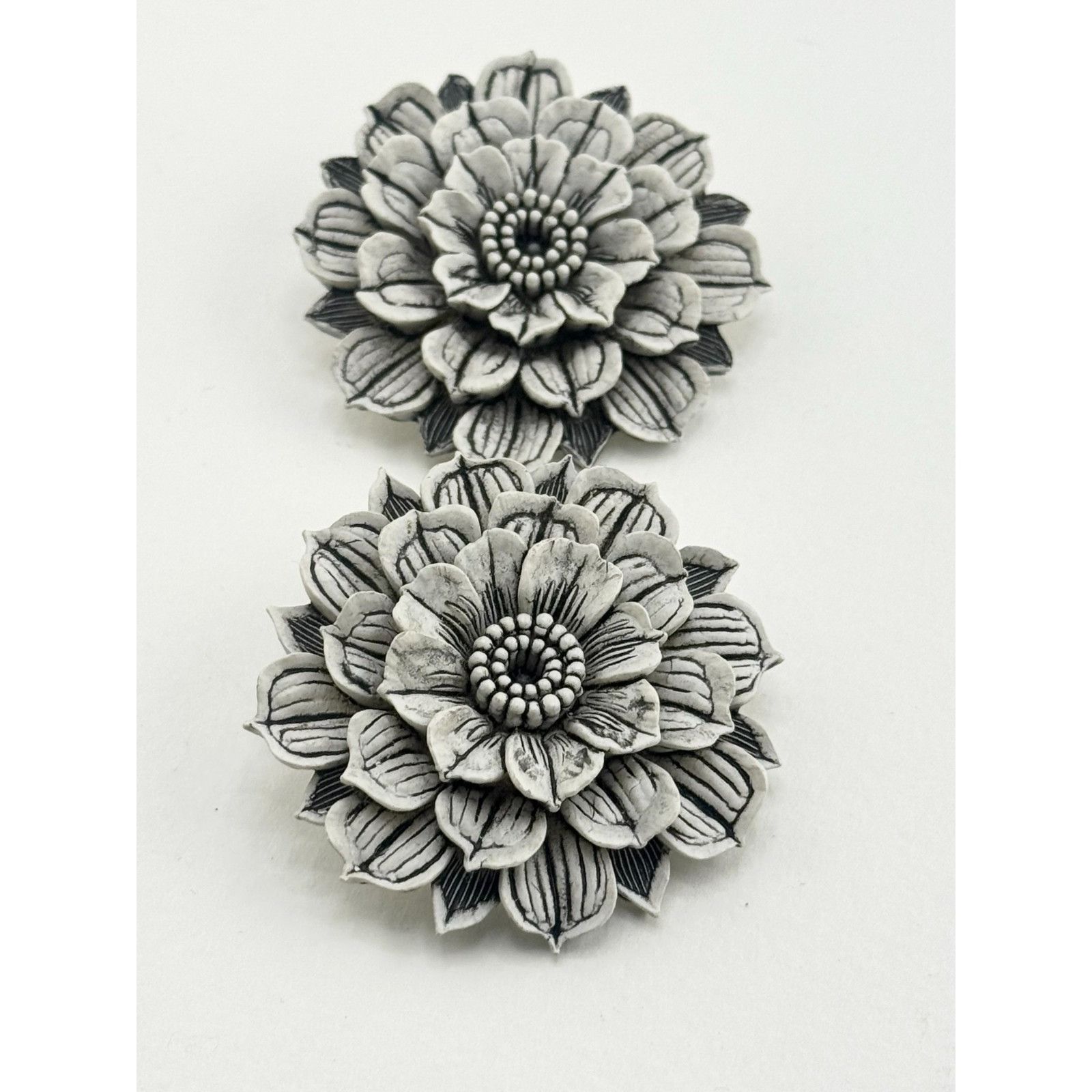 Vintage Vintage Celluloid flower clip on earrings Size ONE SIZE - 2 Thumbnail