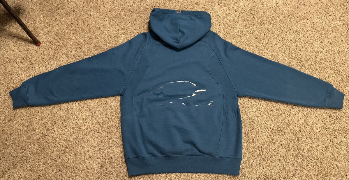 Oakley × Palace PALACE X OAKLEY HOODED SWEATSHIRT BLUE SIZE LARGE Size US L / EU 52-54 / 3 - 3 Thumbnail