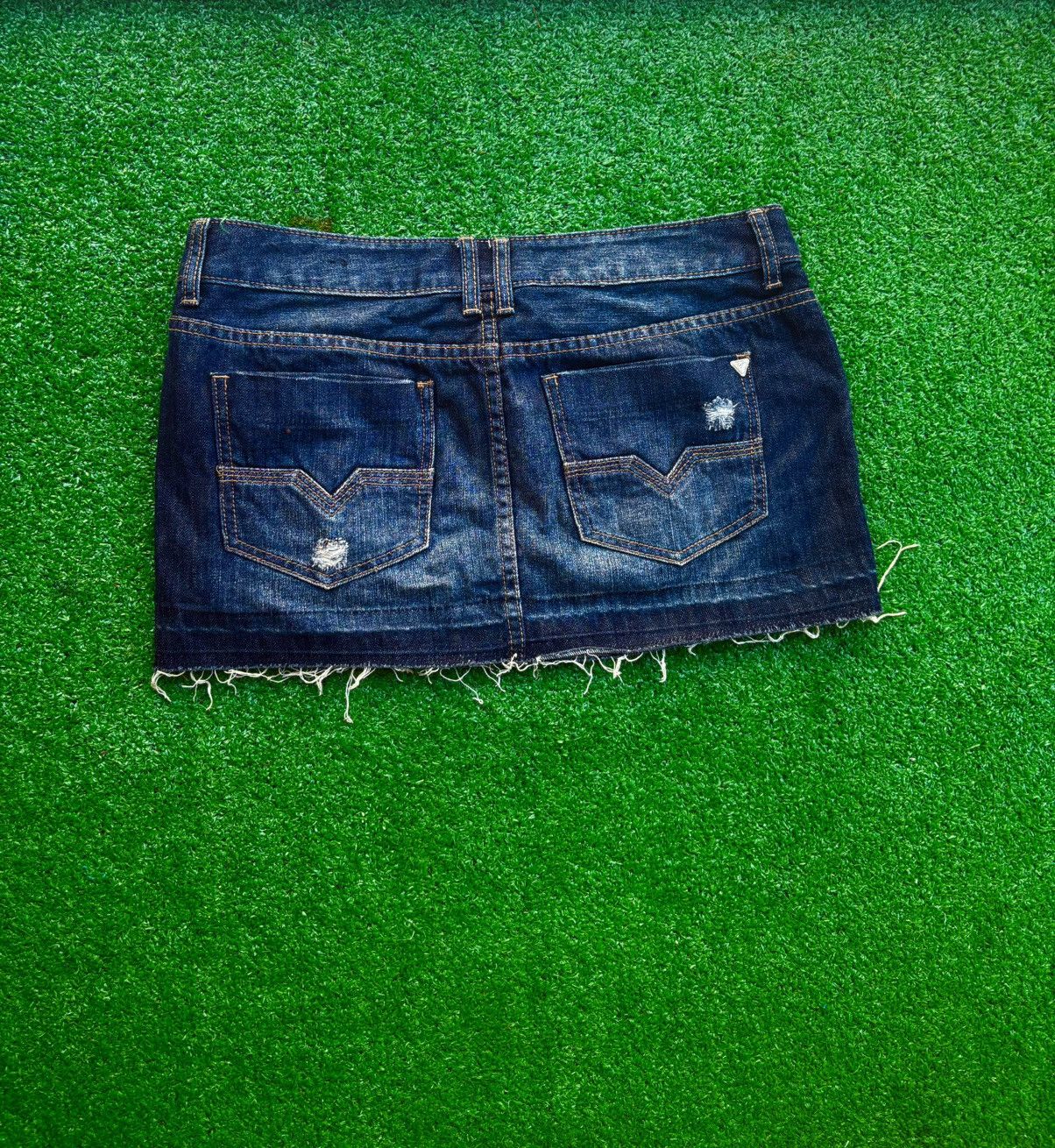 Guess Guess denim mini skirt Size 30" / US 8 / IT 44 - 2 Thumbnail