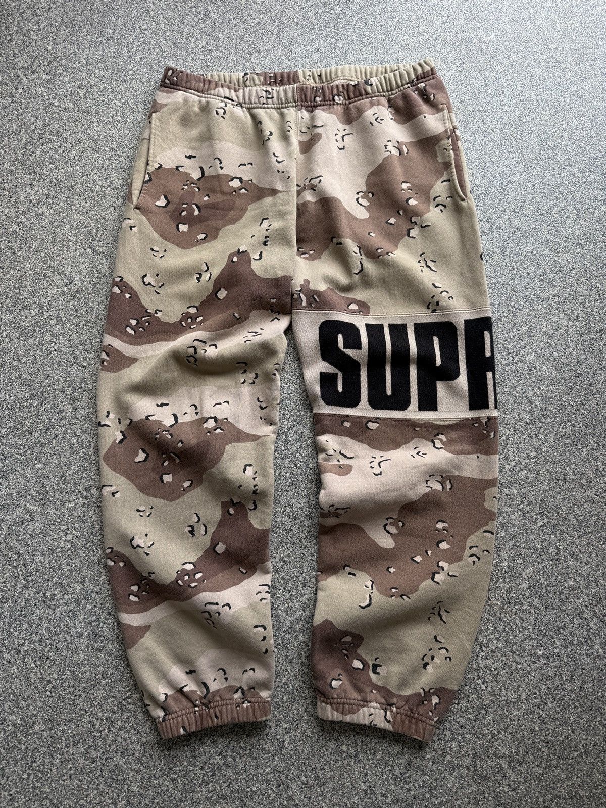 Supreme Supreme Rib Sweatpant Chocolate Chip Camo FW20 size Medium Size 40L - 1 Thumbnail