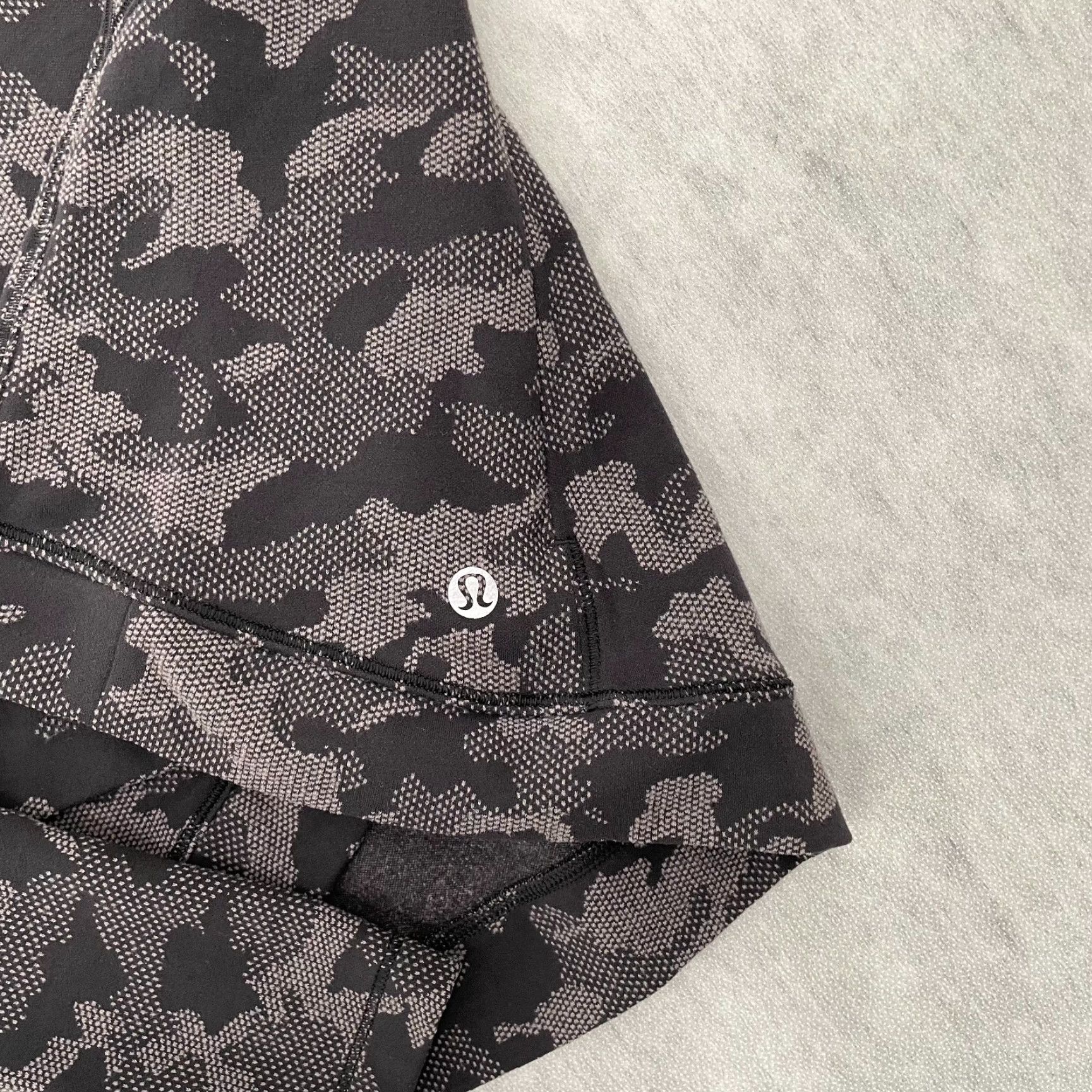 Lululemon VINTAGE Lululemon Sweater Womens 6 Pullover Camouflage Athletic Long Sleeve Knit Gray Black Ladies Size M / US 6-8 / IT 42-44 - 7 Thumbnail