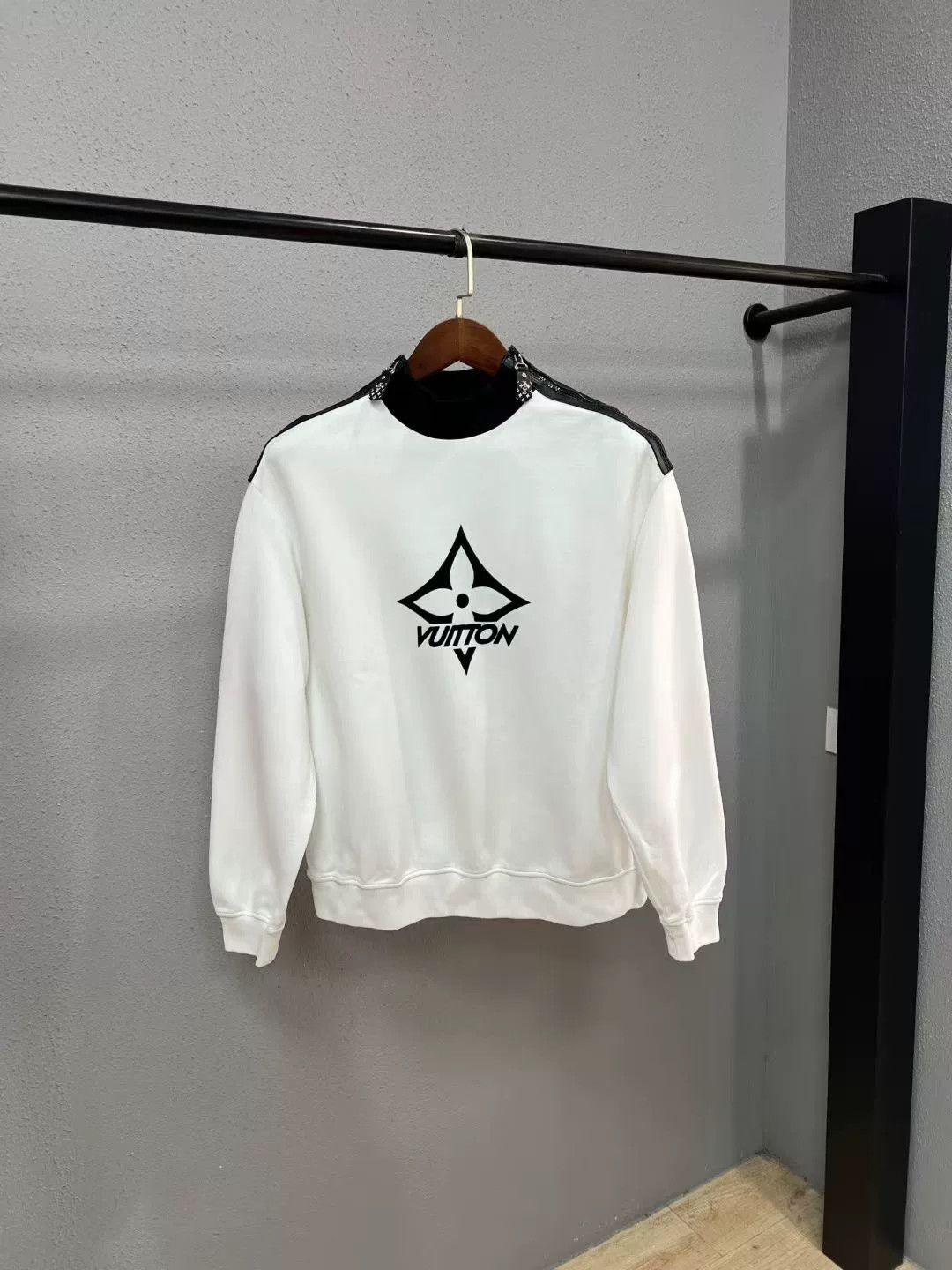 Louis Vuitton lv printed sweatshirt in size medium Size US M / EU 48-50 / 2 - 1 Thumbnail