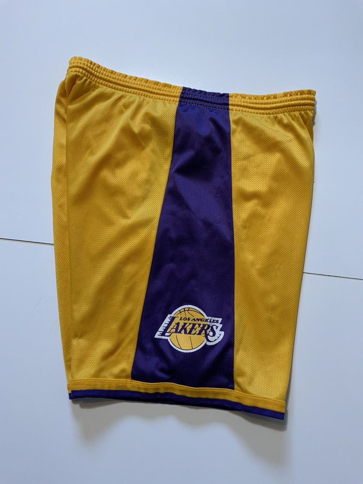 Champion × NBA × Vintage Vintage 90s Champion Los Angeles Lakers Basketball Shorts Size US 32 / EU 48 - 4 Thumbnail