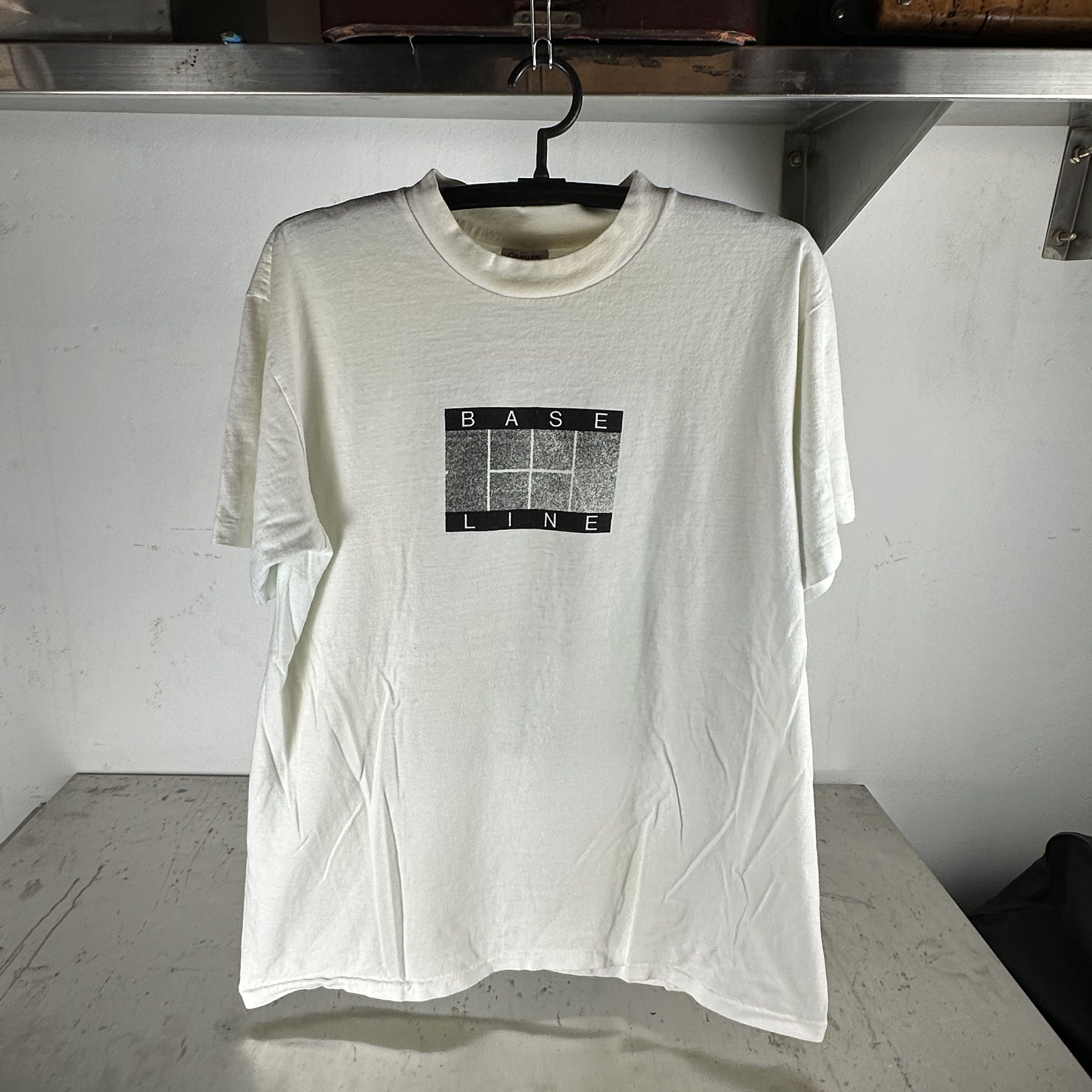 Vintage ​Vintage 90s Baseline Tennis Double Sided Graphic XL T-shirt Size US XL / EU 56 / 4 - 1 Thumbnail