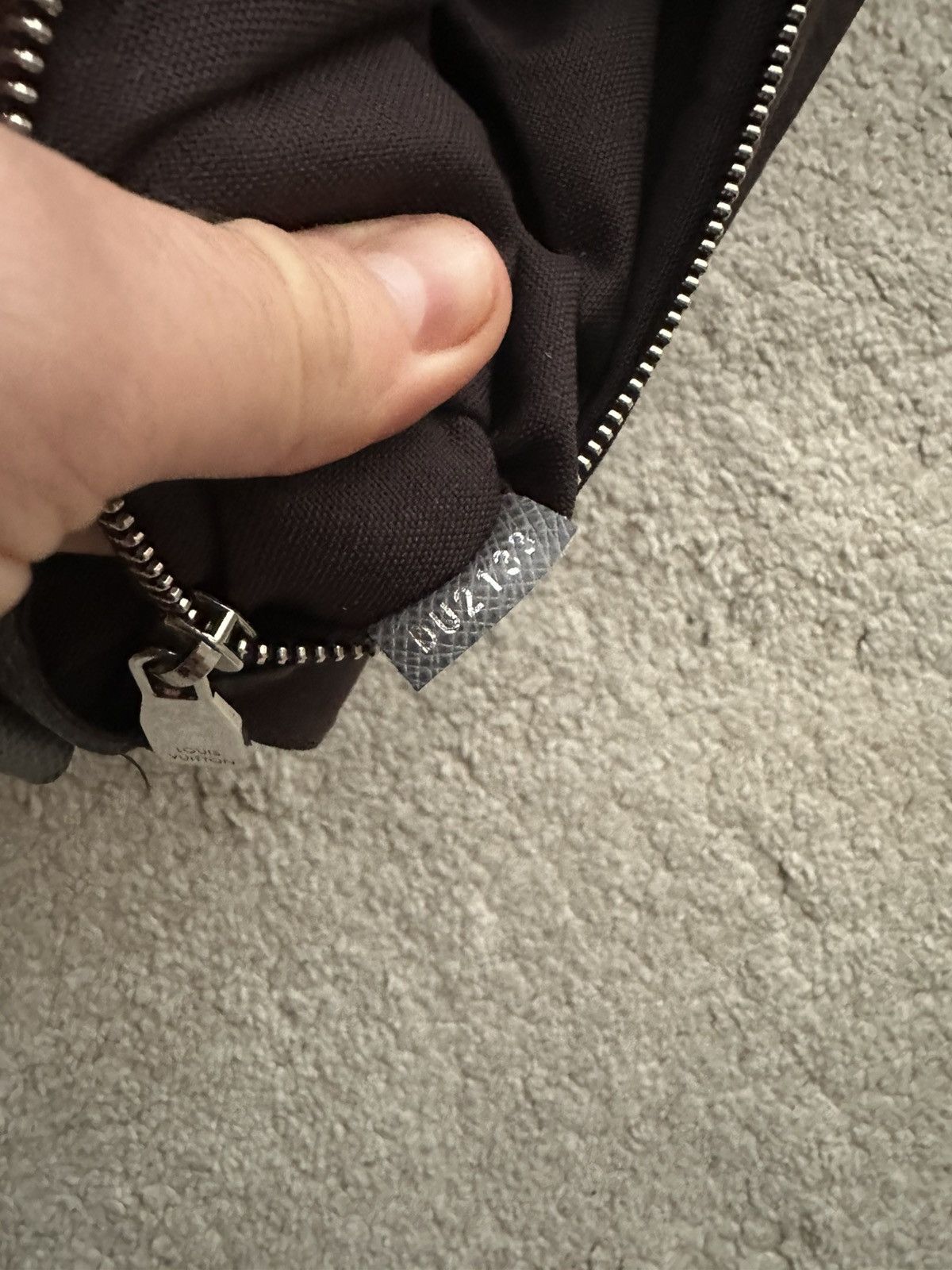 Louis Vuitton Louis Vuitton - Sac Roman PM - Cuir Taïga Gris Ardoise Size ONE SIZE - 11 Thumbnail