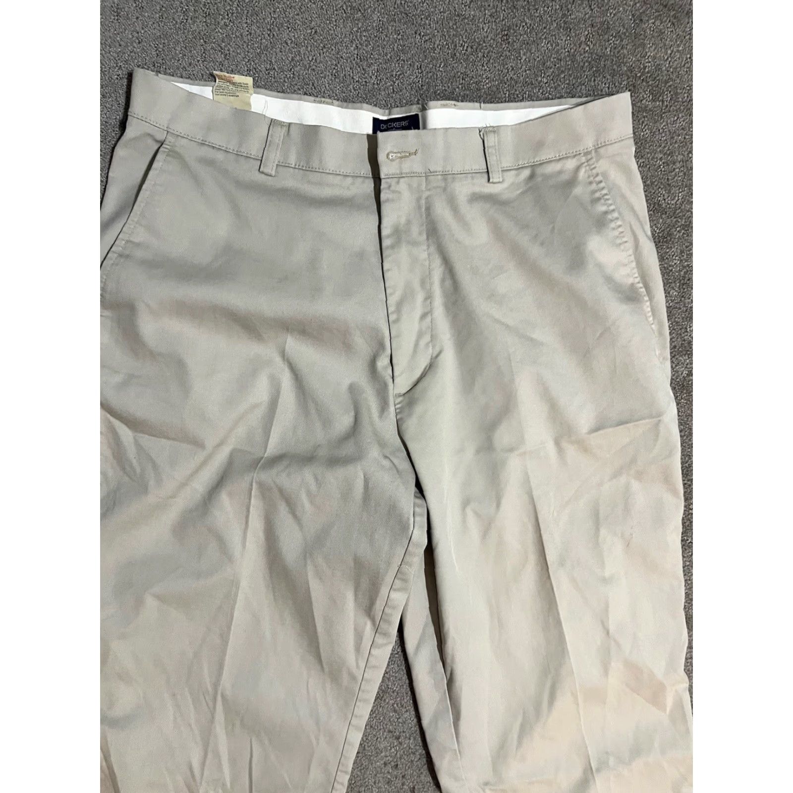 Dockers Dockers Men’s 36x29 Beige Pleated Dress Pants Stain Defender Belt Loops 5-Pocket Regular Inseam 29 Comfort Wrinkle Resistant Size US 36 / EU 52 - 2 Thumbnail