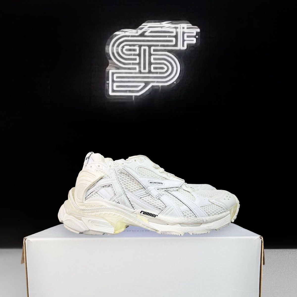 Balenciaga Balenciaga Runner White/White Size US 8.5 / EU 41-42 - 1 Thumbnail