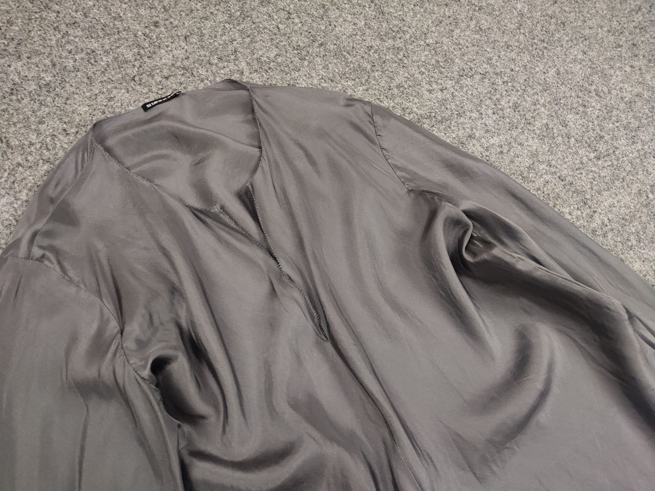 Designer Susanne Bommer Design Boxy Silk Silver gray blouse Size M / US 6-8 / IT 42-44 - 11 Thumbnail