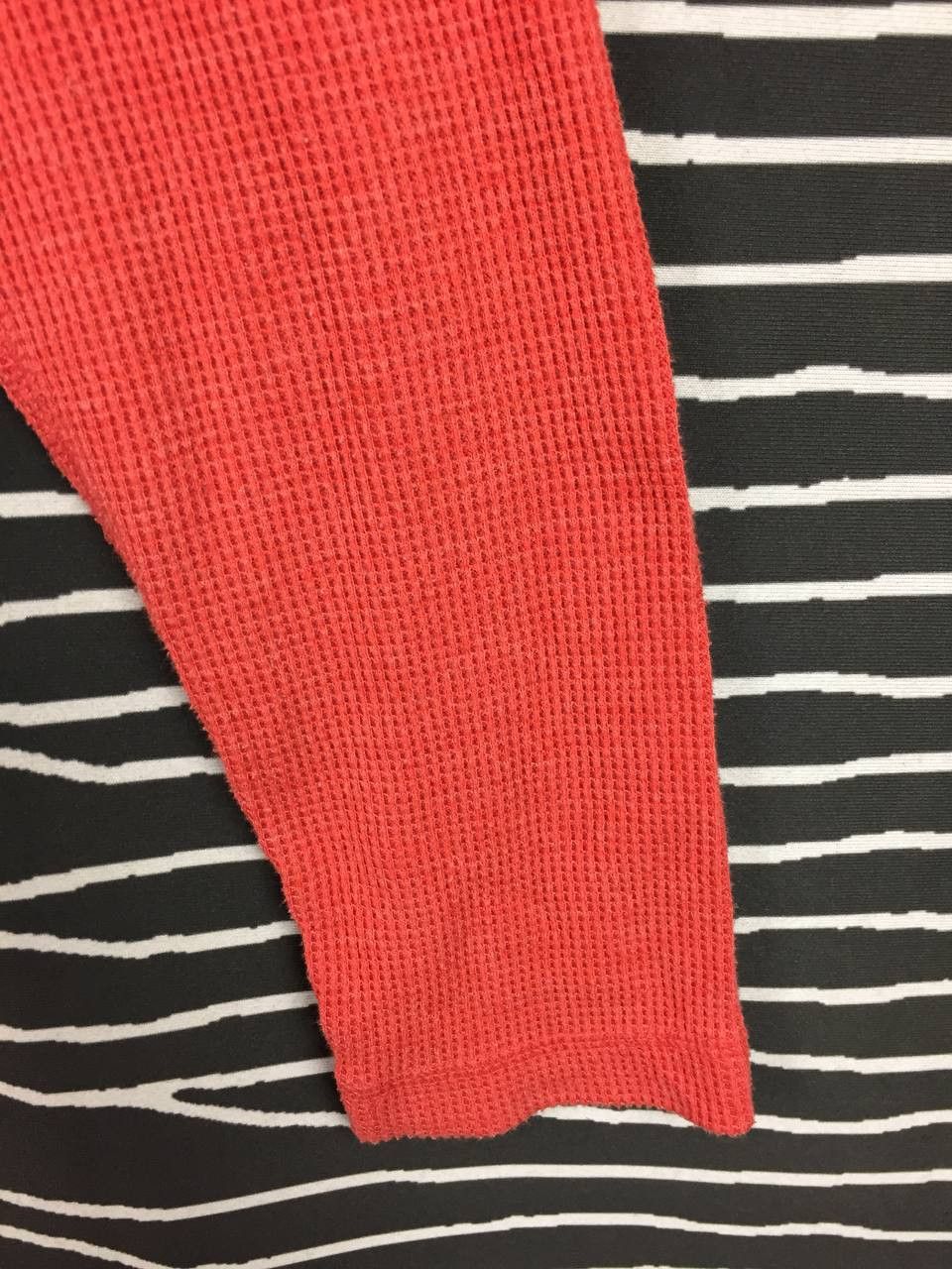 Uniqlo Uniqlo Waffle Knit Coral Salmon Red Minimalist Henley Tee Size US L / EU 52-54 / 3 - 4 Thumbnail
