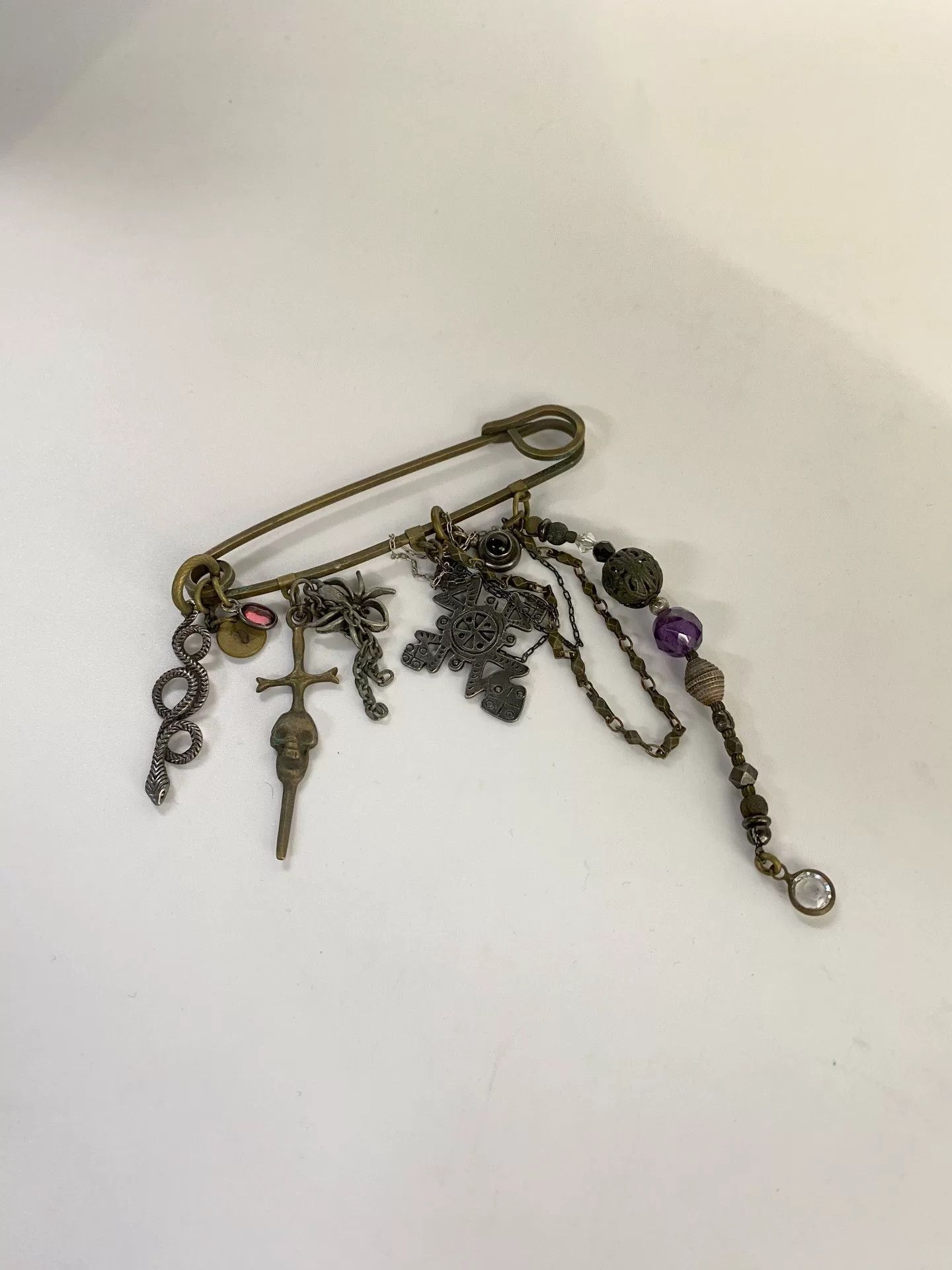 Gunda Gunda Gem Brooch Pin Size ONE SIZE - 1 Thumbnail