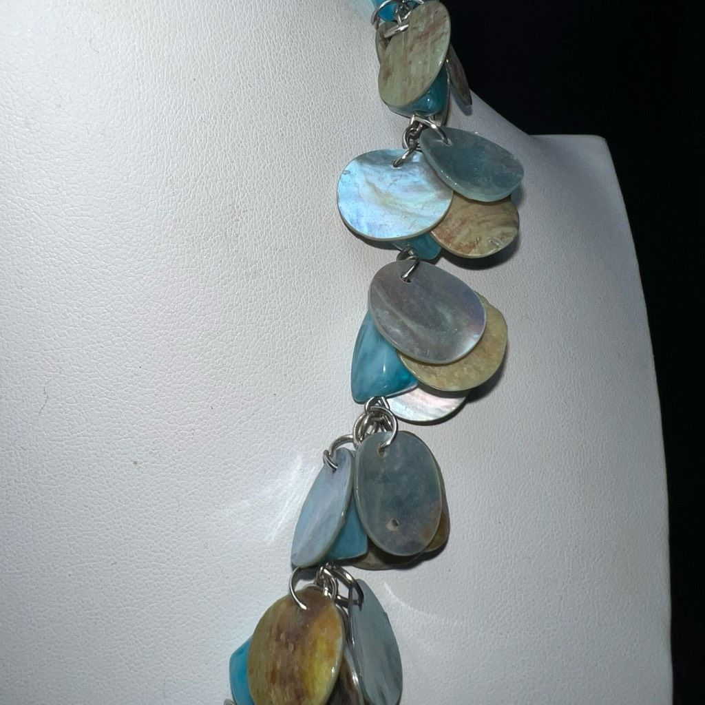Vintage Vintage Mother of Pearl and Blue Resin Acrylic Necklace Size ONE SIZE - 4 Thumbnail