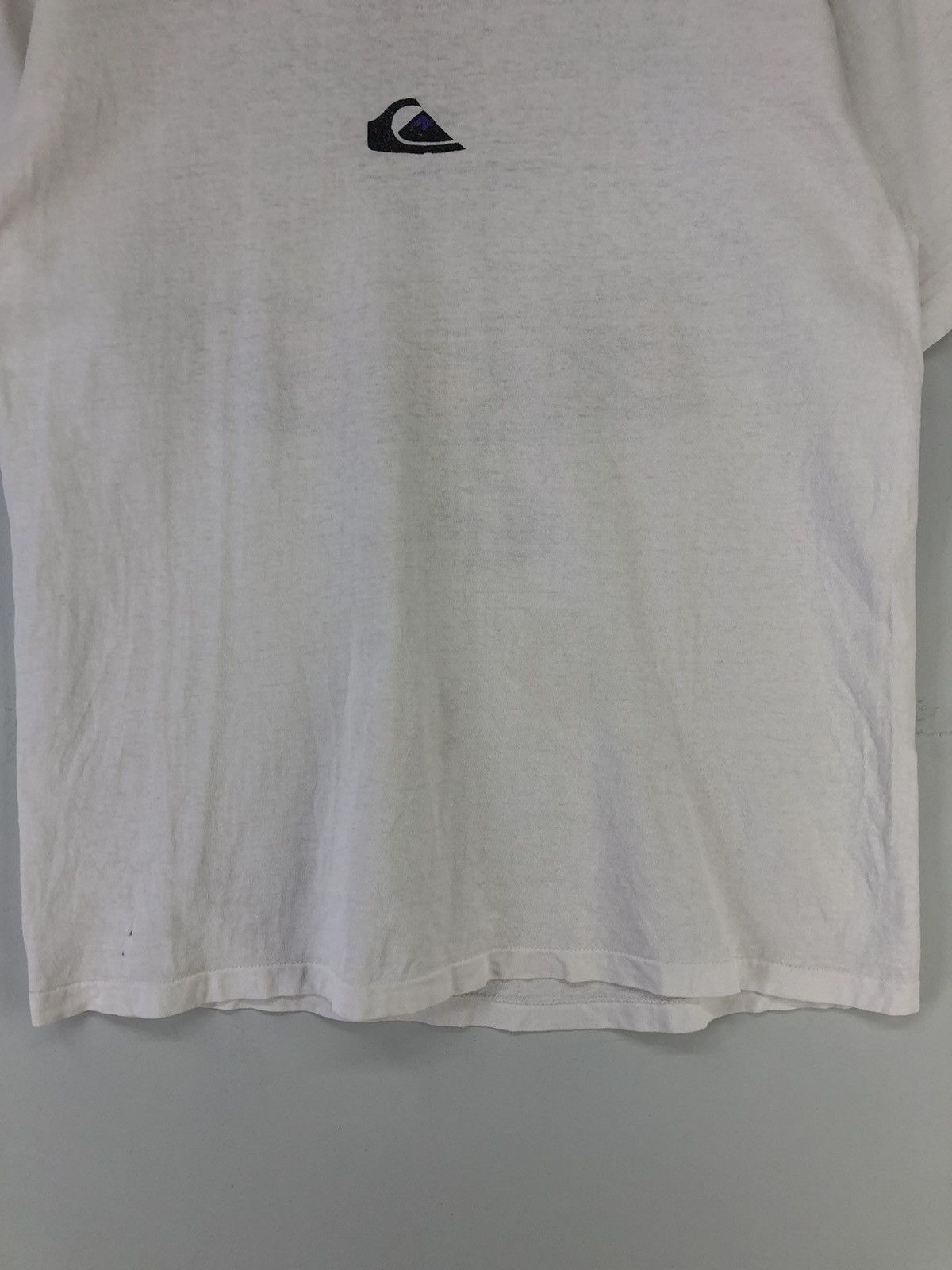 Quiksilver Vintage Quiksilver Center Logo Backhit Distressed Tshirt Size US M / EU 48-50 / 2 - 9 Thumbnail