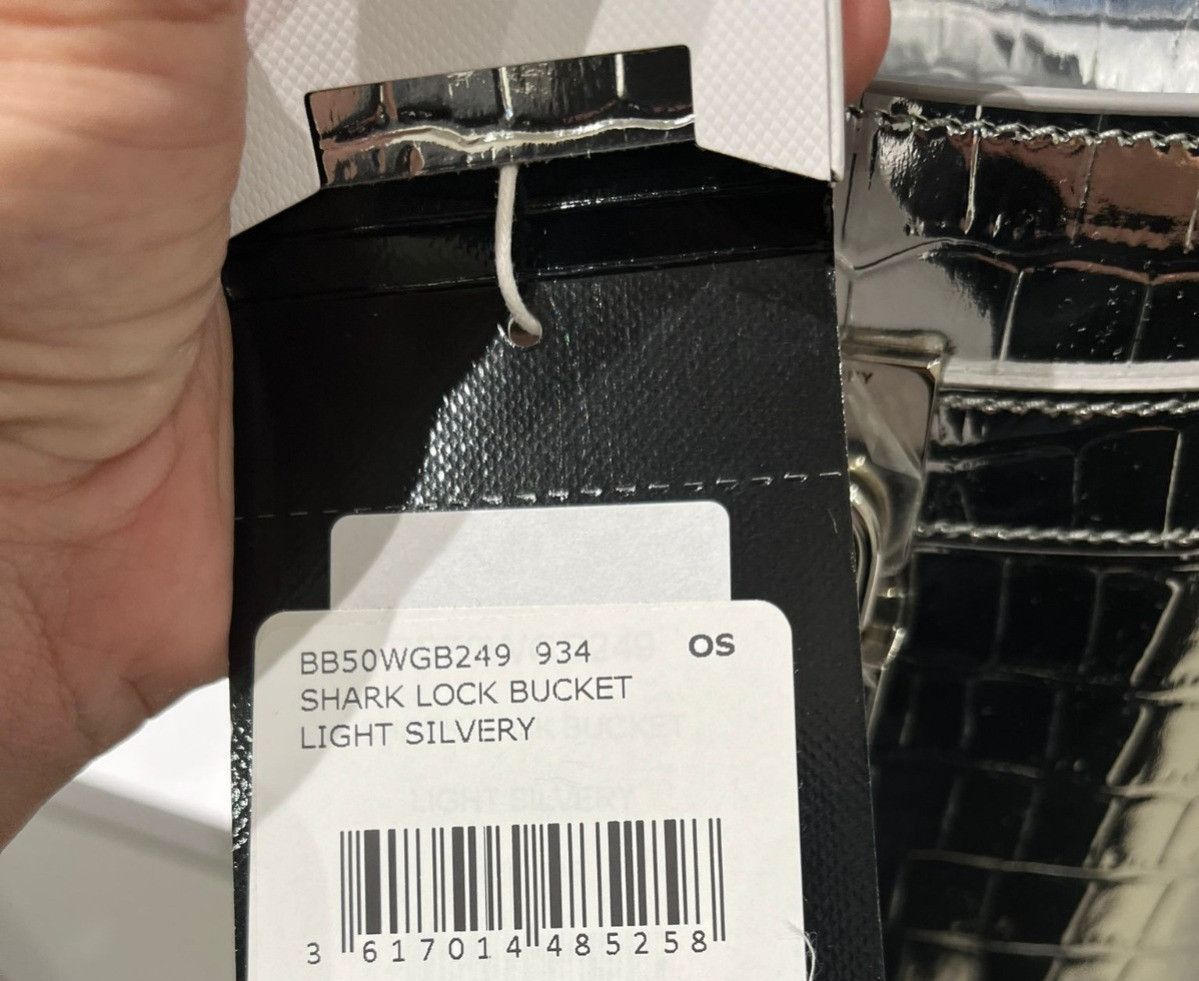 oc11z0725 Size: OS / Shark Lock Bucket Bag in Silvery