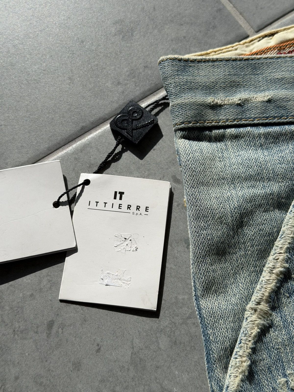 Dolce & Gabbana 2000s Dolce & Gabbana Distressed Washed Denim Jeans Size US 31 - 6 Thumbnail