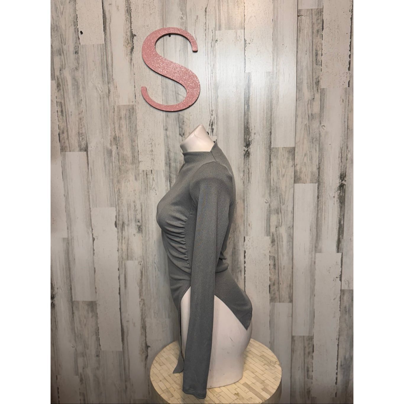 Other Fashion Nova Gray Asymmetrical Hem Long Sleeve Top Size S Size S / US 4 / IT 40 - 6 Thumbnail