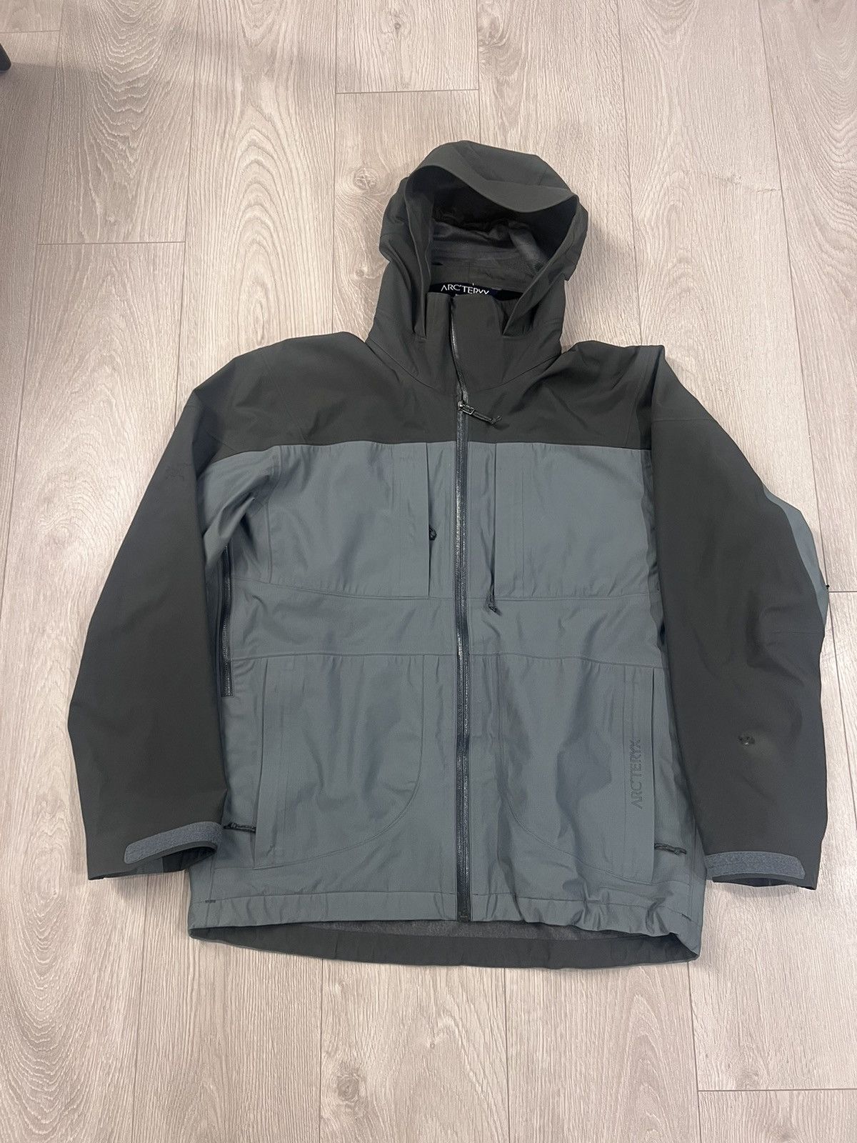 image of Arcteryx x Vintage Arc’Teryx Jacket Shell Raincoat All Weather Gorpcore in Grey, Men's (Size Medium