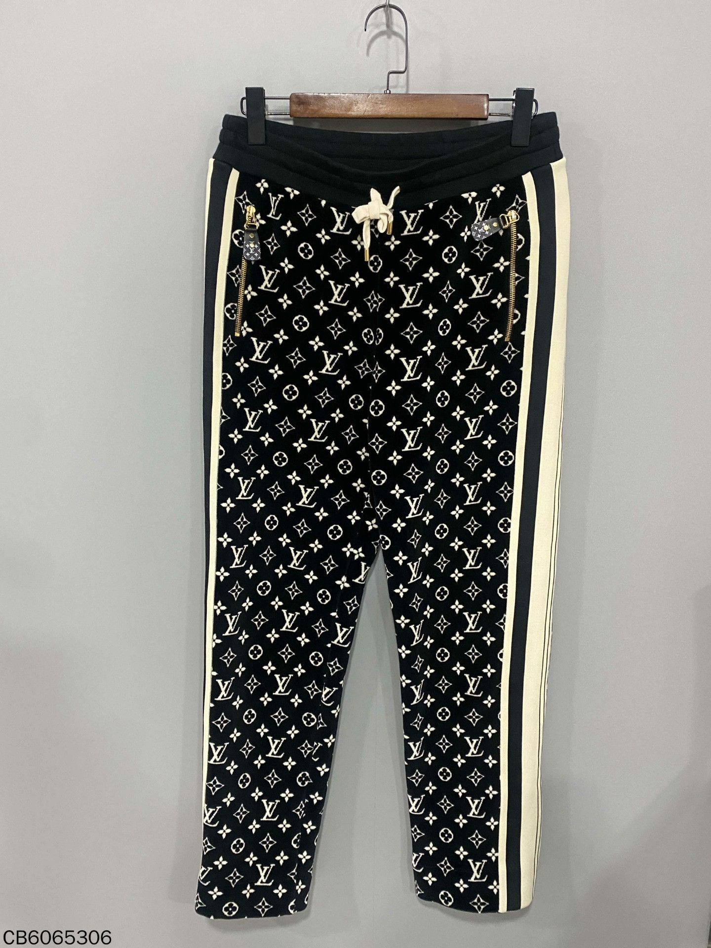Louis Vuitton Louis Vuitton Pants 26 Women Size 26" / US 2 / IT 38 - 1 Thumbnail