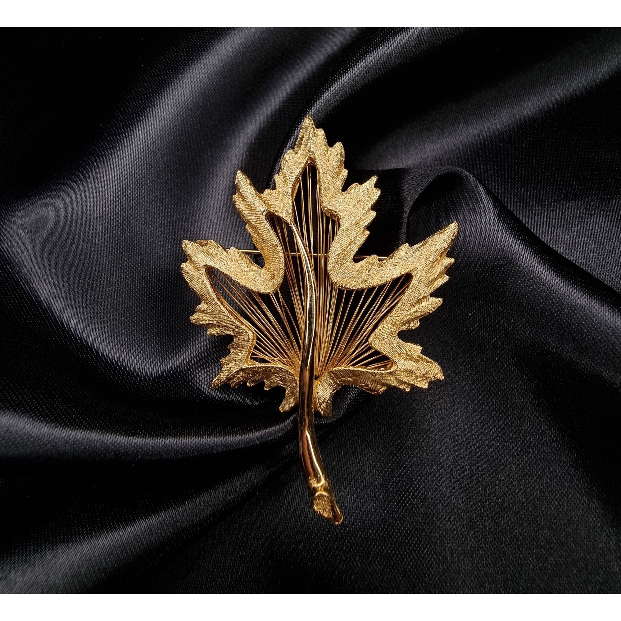 Monet Vintage MONET Gold-Tone Leaf Brooch Pin Maple Leaf Design El Size ONE SIZE - 1 Thumbnail