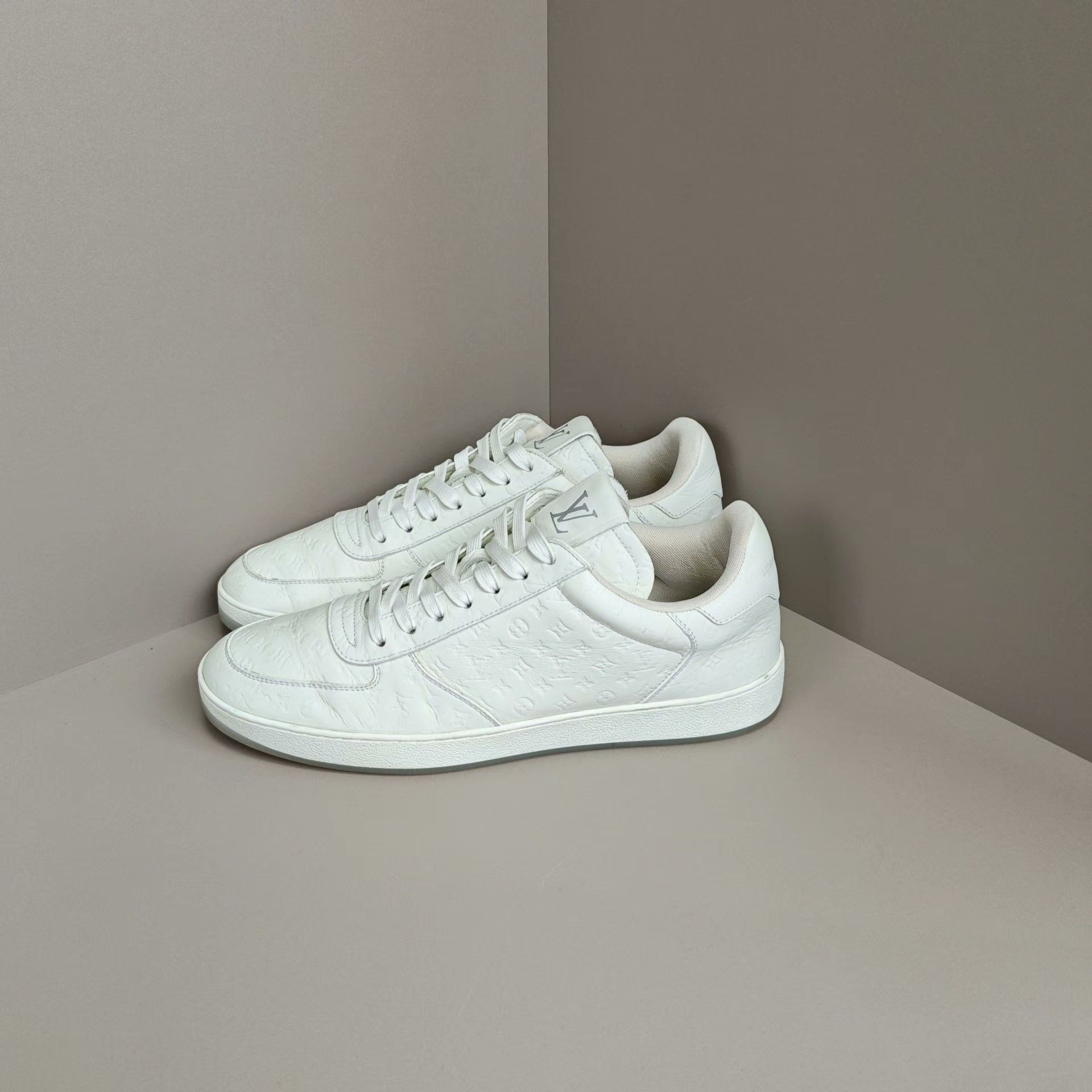 Louis Vuitton Louis Vuitton Lowtop Sneakers 10 Men Size US 10 / EU 43 - 1 Thumbnail