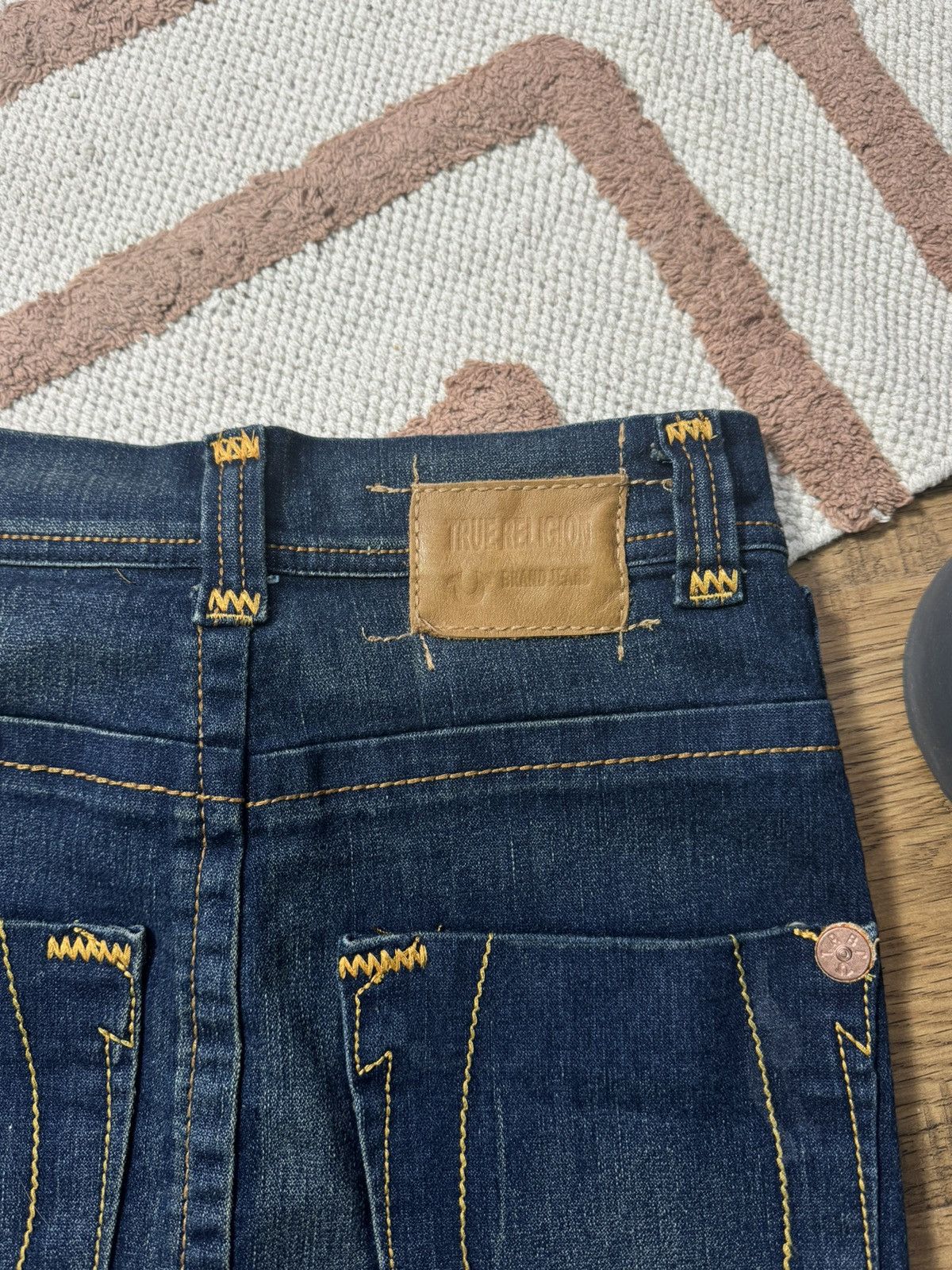 True Religion TRUE RELIGION DENIM CONTRAST STITCH MINI SKIRT Size 26" / US 2 / IT 38 - 2 Thumbnail