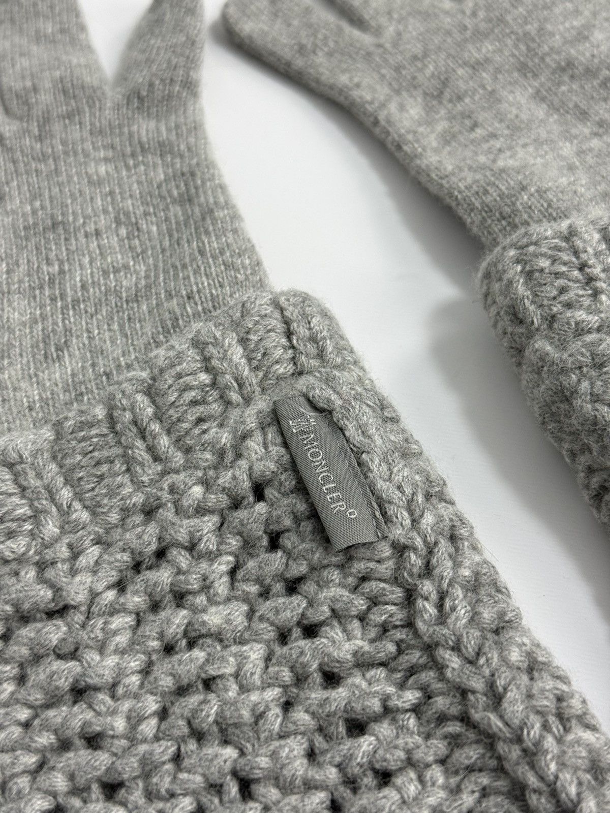 Moncler Moncler Knit Gloves Cashmere / Wool Gray Ledies Size ONE SIZE - 8 Thumbnail