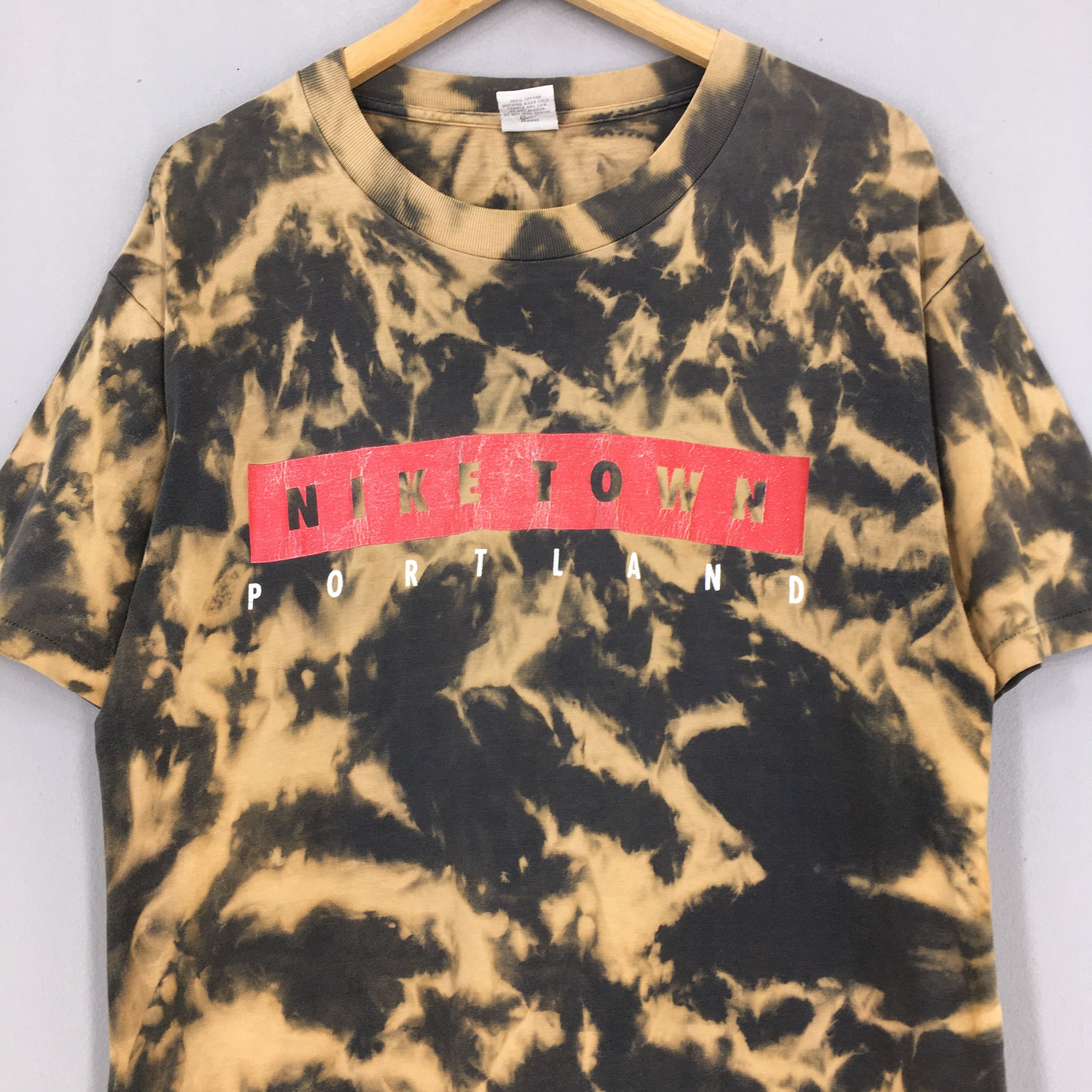 Nike Vintage 90's Nike Town Portland Bleach Tie-Dye Tshirt Size US M / EU 48-50 / 2 - 2 Thumbnail