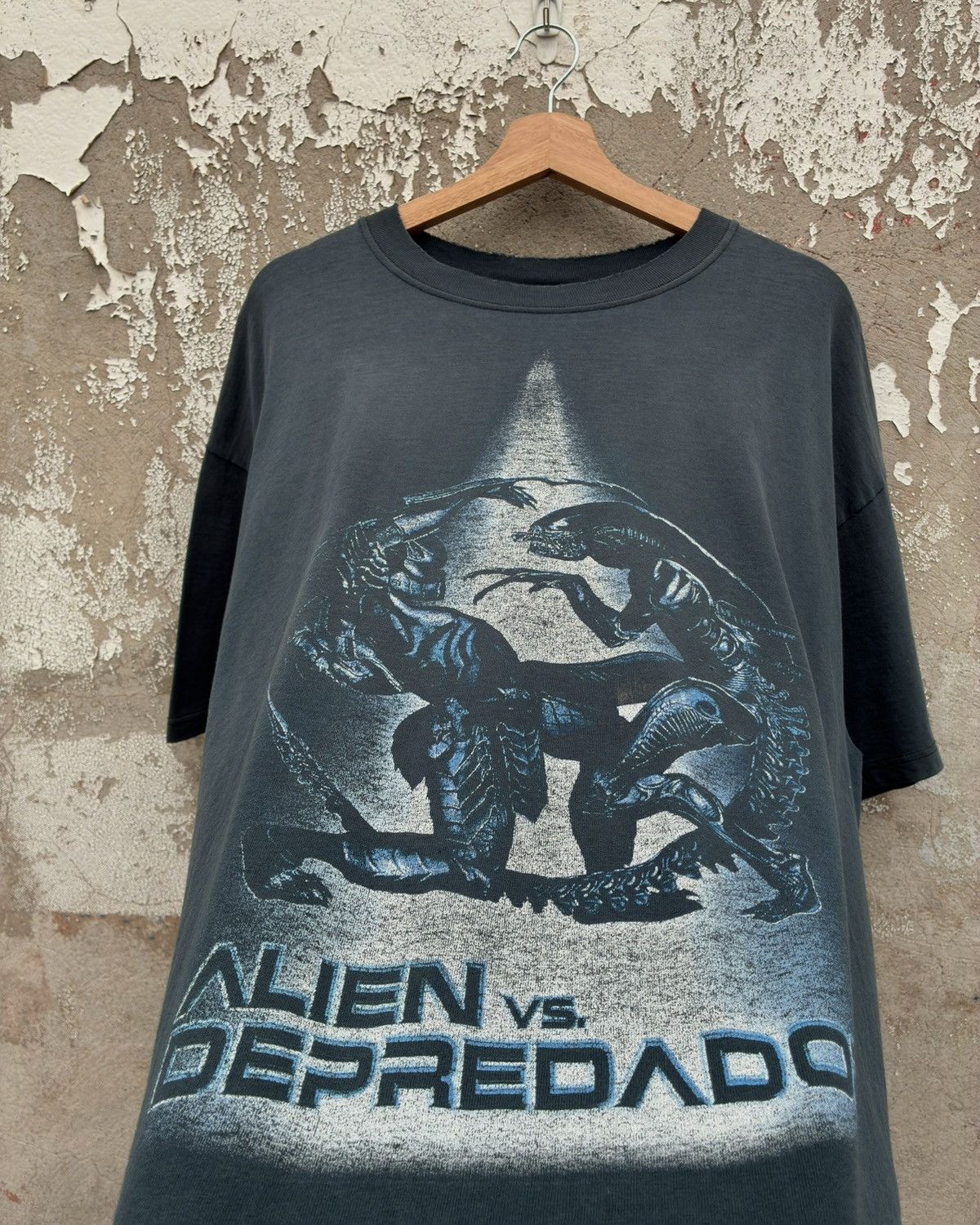 Vintage “RARE” Vintage ‘04 Alien vs Predator Mexican Movie Promo Tee Size US XL / EU 56 / 4 - 3 Thumbnail