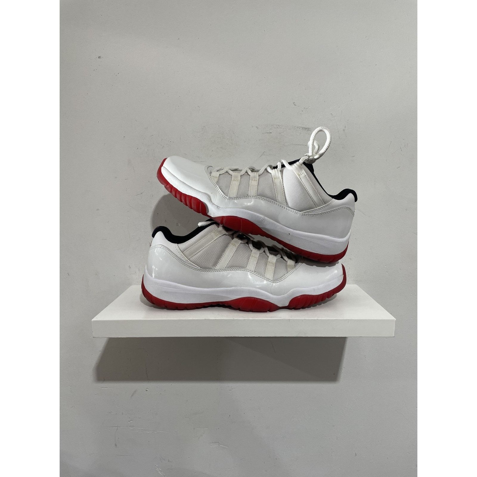 Jordan Brand NIKE JORDAN 11 LOW WHITE RED 2012 SIZE 11 PREOWNED Size US 11 / EU 44 - 1 Thumbnail