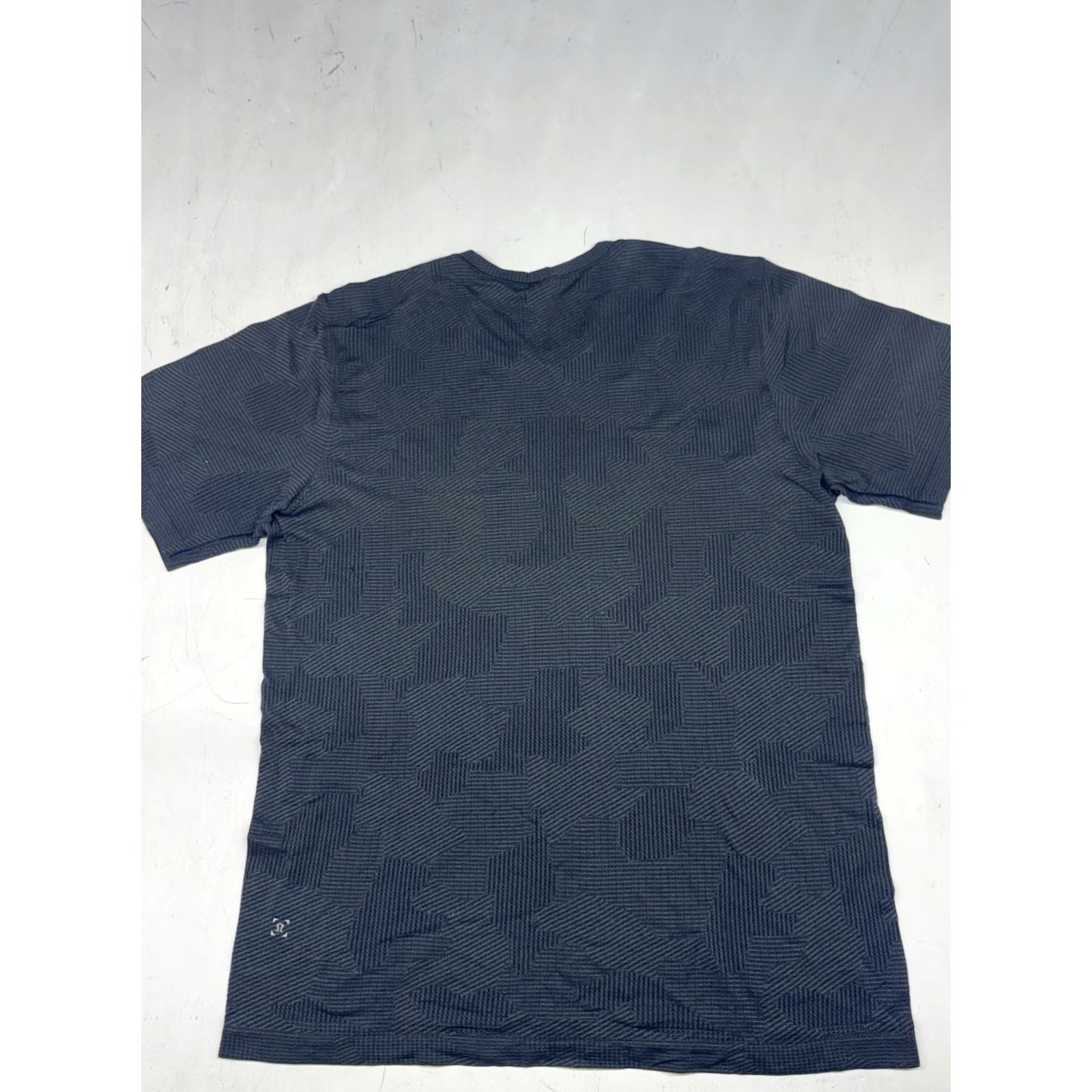 Lululemon Lululemon Shirt Men Large Gray Camouflage Short Sleeve Athletic Performance Top Gym Size US L / EU 52-54 / 3 - 2 Thumbnail