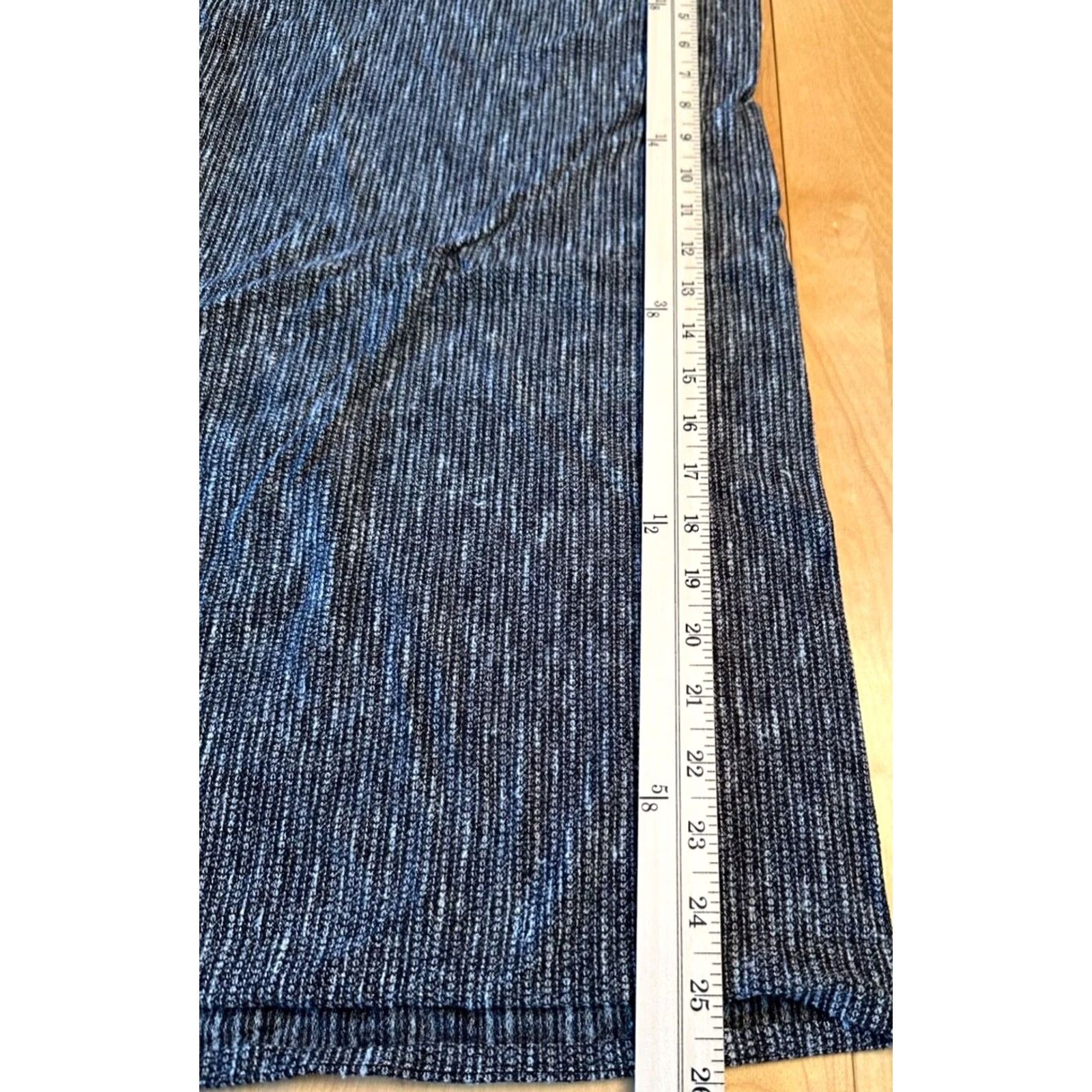 Lululemon LULULEMON INFINITY SNAP SCARF GREY BLACK Womens Size ONE SIZE - 4 Thumbnail