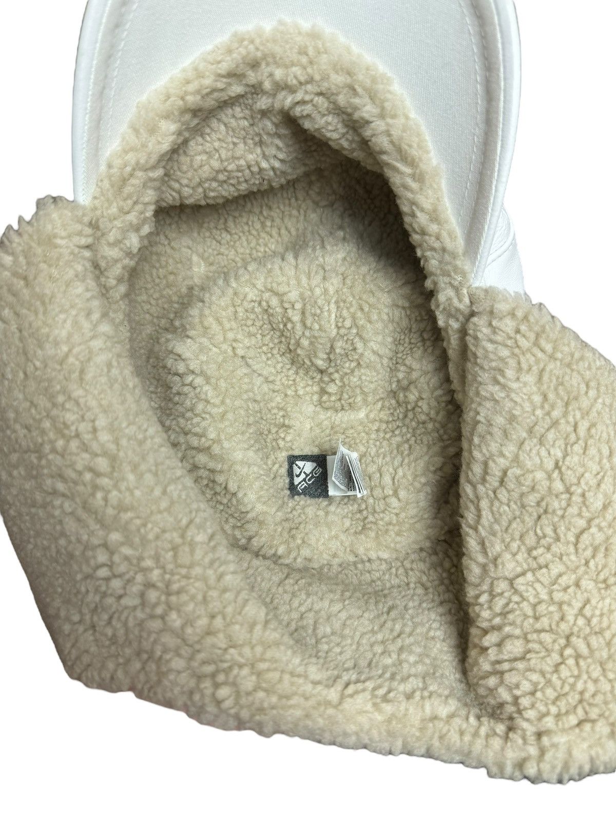 Nike ACG Nike ACG winter cap in white leather with beige internal fur Size ONE SIZE - 6 Thumbnail