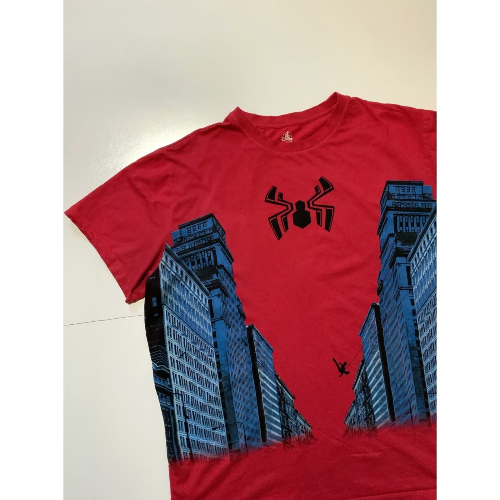 Vintage VINTAGE Marvel Spider-Man T-Shirt Cityscape Disney Parks Red XL Mens Shirts 52 Chest 29.5 Length Size US XL / EU 56 / 4 - 3 Thumbnail
