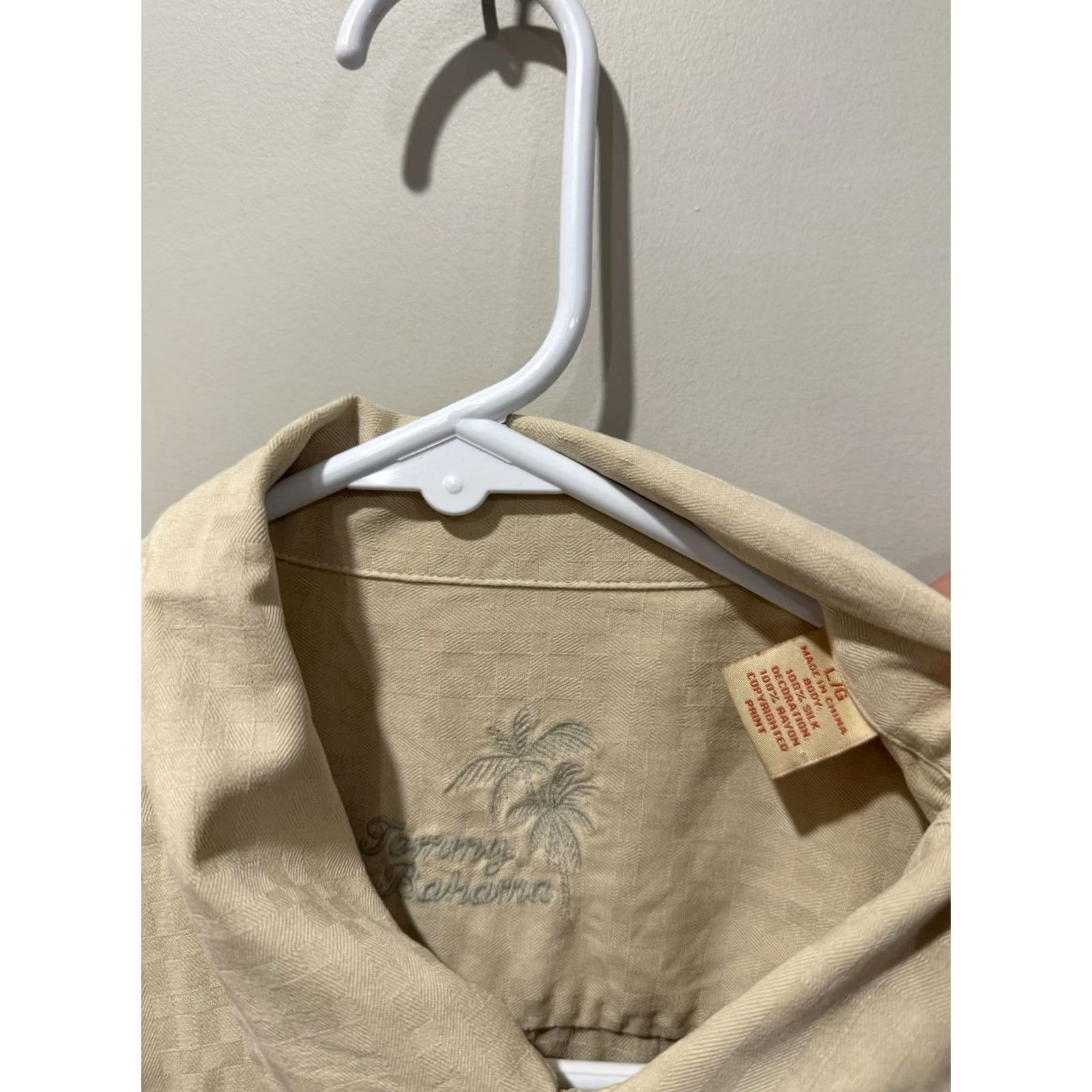 Tommy Bahama Tommy Bahama Shirt Mens L Gold Silk Lip Out Camp Martini Embroidered Logo Size US L / EU 52-54 / 3 - 3 Thumbnail