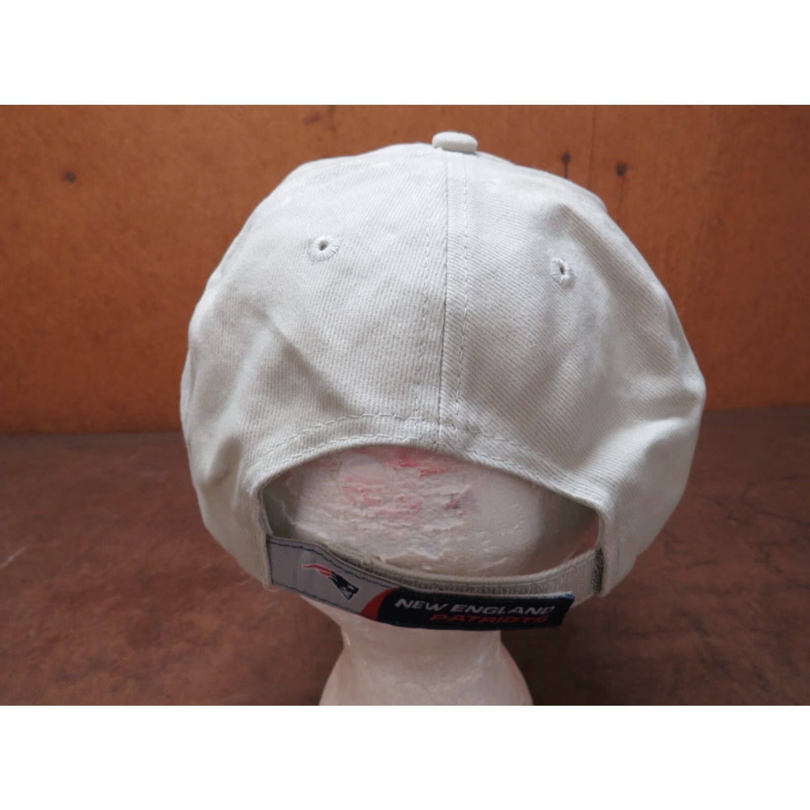 NFL VINTAGE New England Patriots Logo Embroidered NFL Baseball Cap Men One Size Beige Adjustable Unworn Size ONE SIZE - 3 Thumbnail