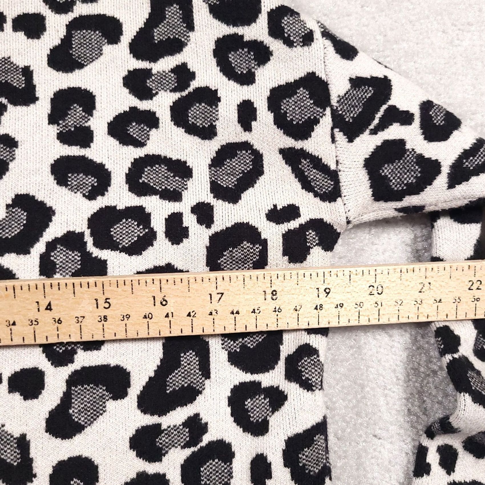 Vintage Tahari Leopard Print Mock Neck Sweater Womens Small White Black Stretch Pullover Knit Vintage? No (remove question) Size S / US 4 / IT 40 - 5 Thumbnail