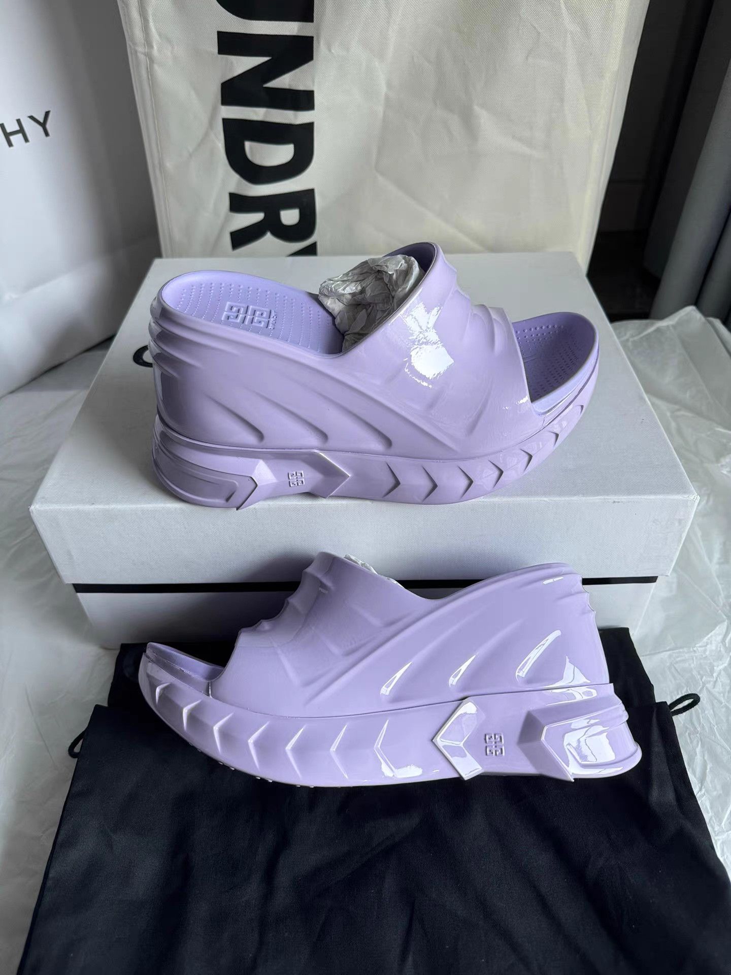 Givenchy Givenchy Marshmallow Shark Wedge Open-Toe Slides K6 Size US 5 / IT 35 - 6 Thumbnail