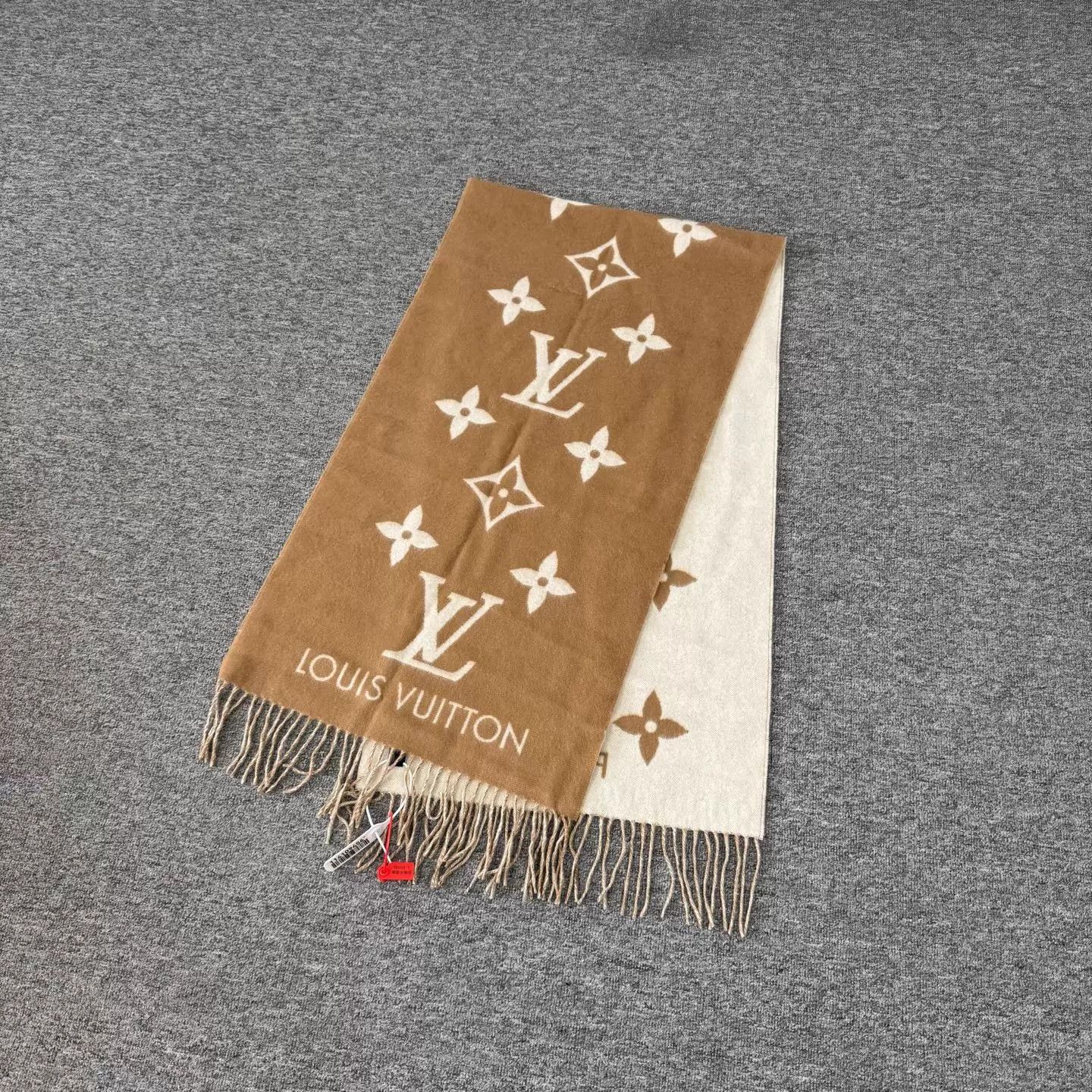 Louis Vuitton LV double monogram camel white fringe scarf mint Size ONE SIZE - 1 Thumbnail