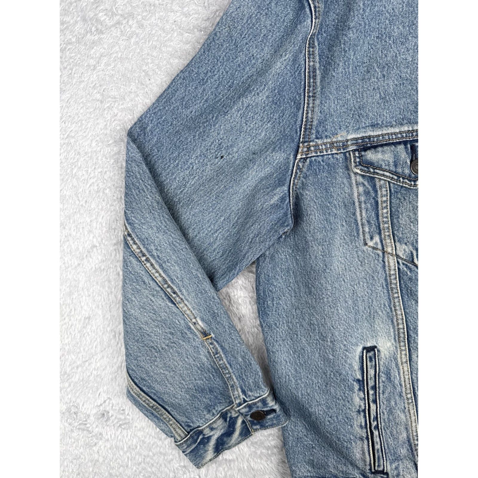 Levi's VINTAGE Levi's Premium Denim Jacket Mens 2XL Blue Trucker Zip Light Wash Distressed, Full Zip, Pockets, Collared, Regular Fit, Jacket Size US XXL / EU 58 / 5 - 3 Thumbnail
