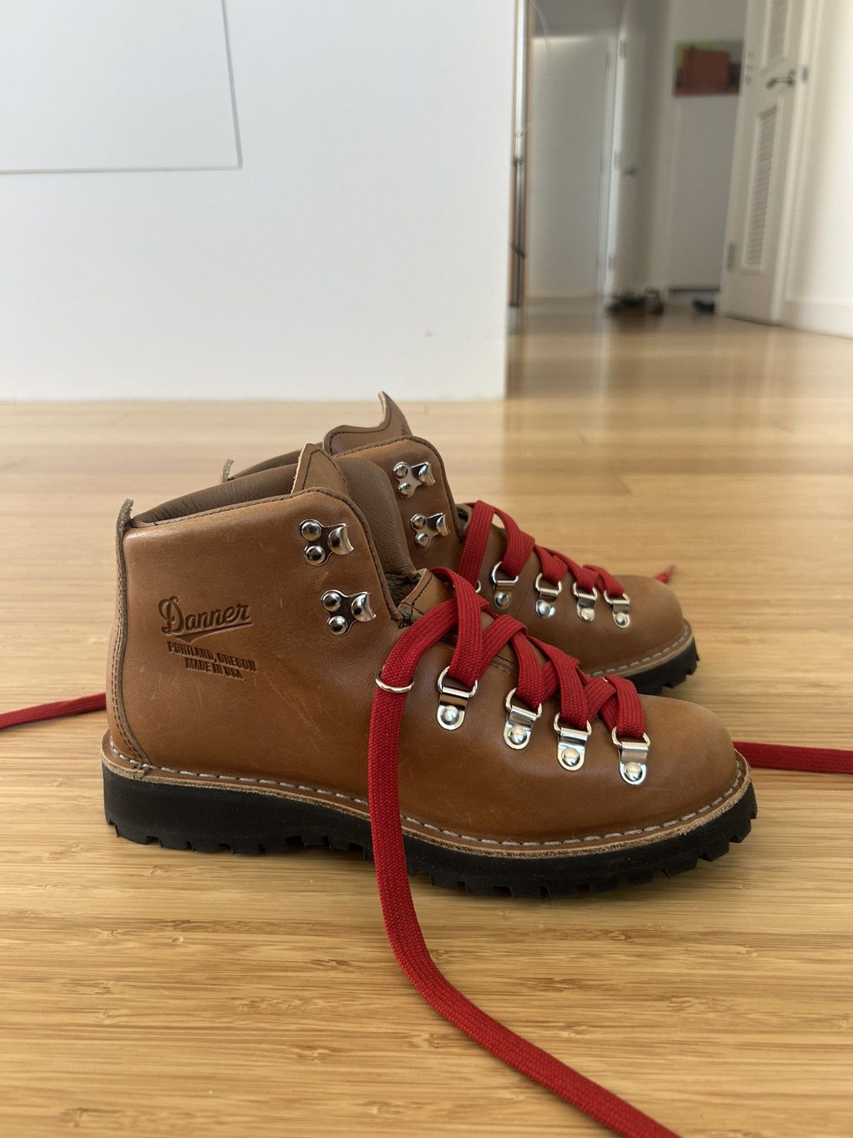 Danner W’s Danner Mountain Light Cascade Boots Size US 8.5 / IT 38.5 - 1 Thumbnail