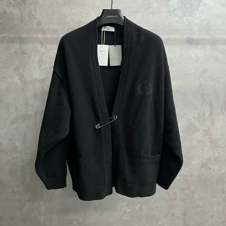Balenciaga Balenciaga Black Solid Pin Trim V-Neck Loose Casual Long Sl Size US S / EU 44-46 / 1 - 1 Thumbnail