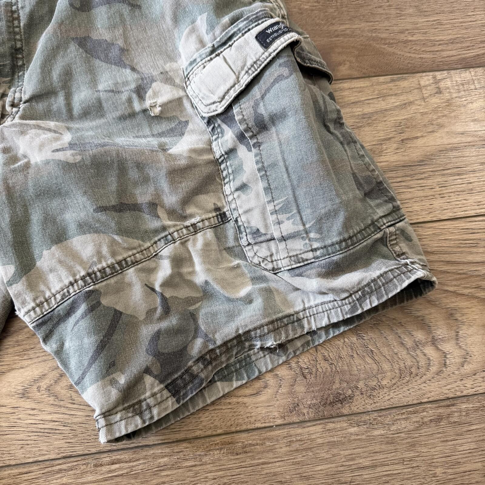 Wrangler Vintage Y2K Wrangler Relaxed Fit Camo Cargo Shorts Grunge 38 Size US 38 / EU 54 - 3 Thumbnail