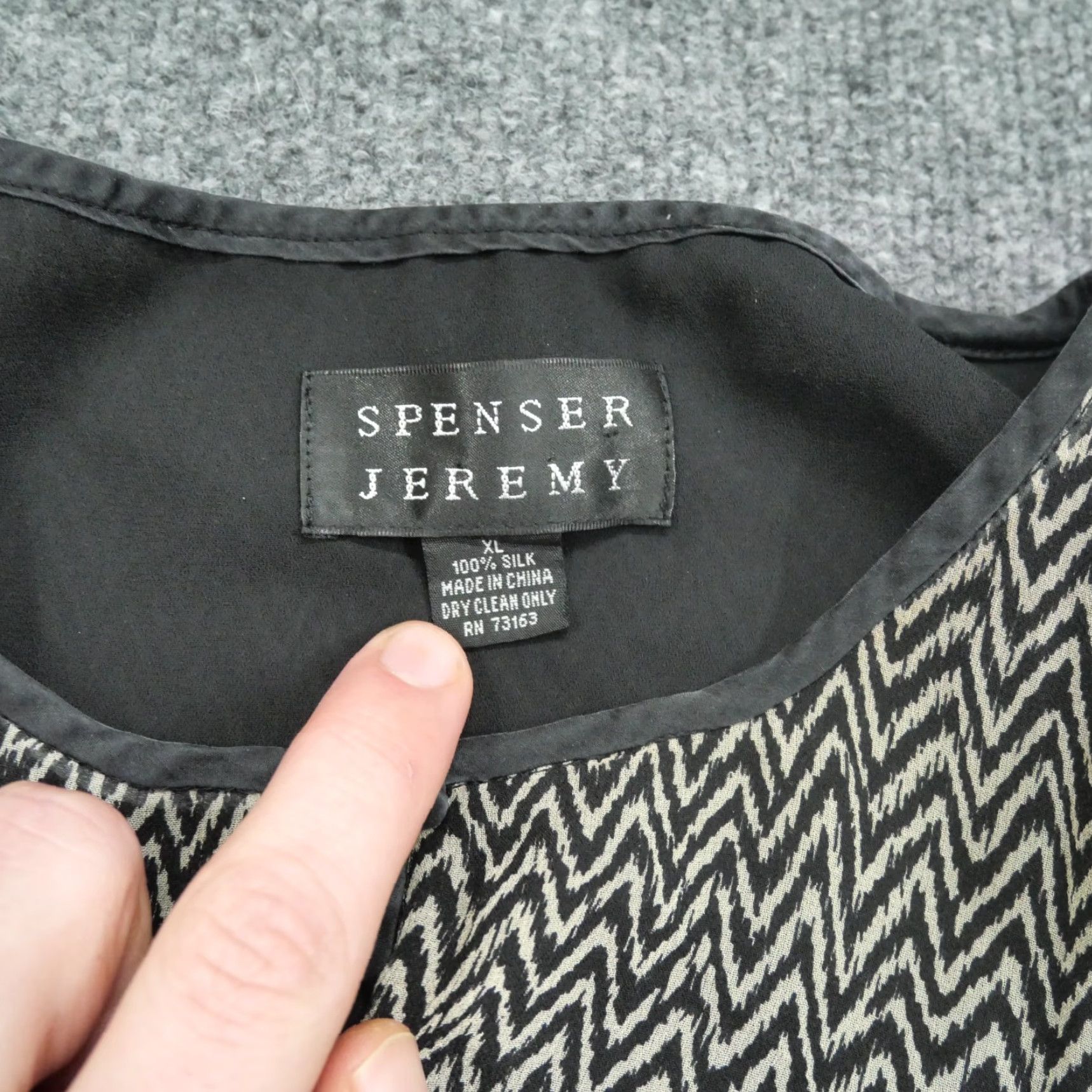 Vintage Spenser Jeremy Shirt Tank Women XL Beige Silk Geometric Chevron Henley Pullover Casual Modern Basic Size XL / US 12-14 / IT 48-50 - 4 Thumbnail
