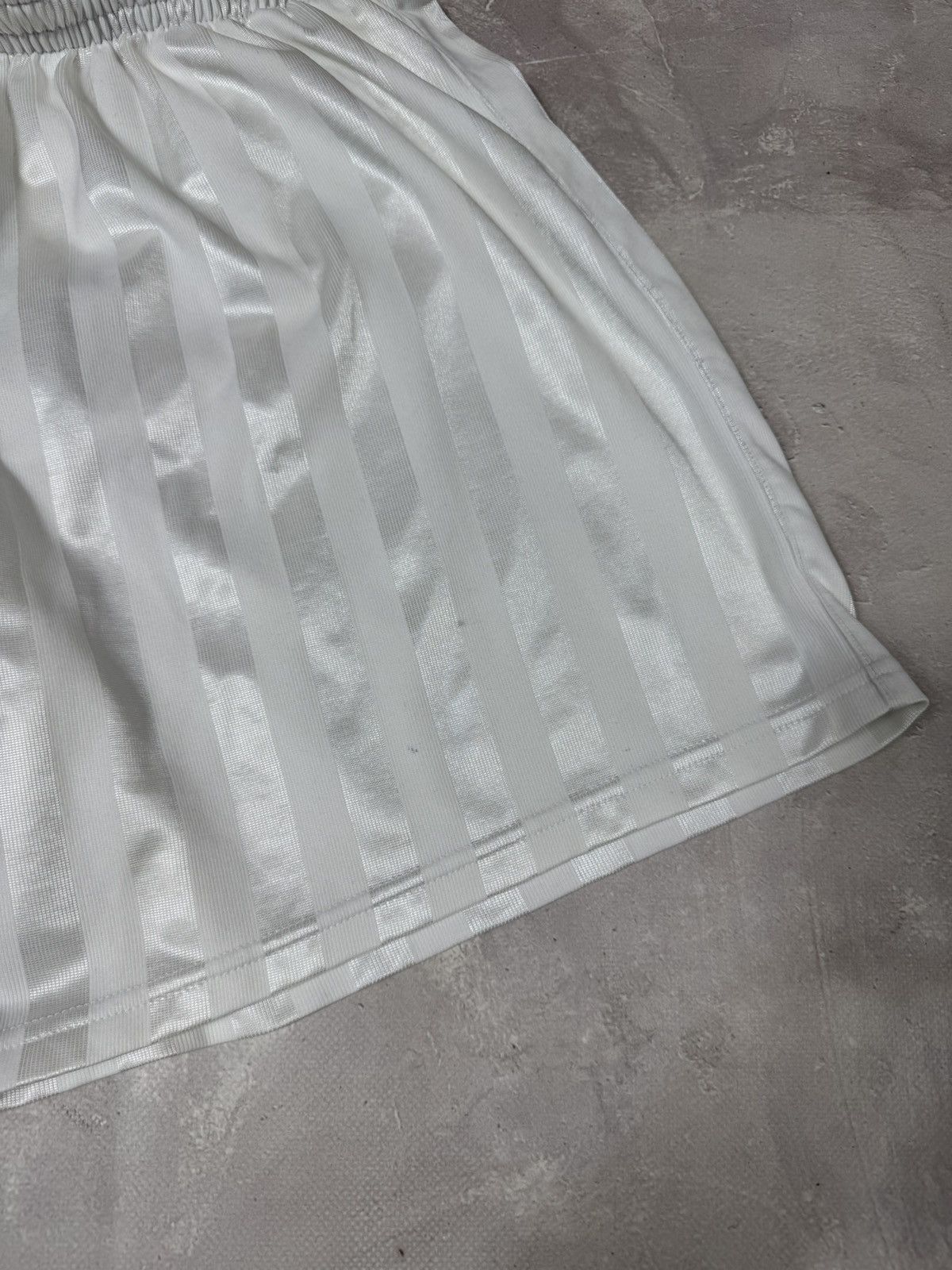 Other Vintage Nike White/Silver Stripes Short Size US 32 / EU 48 - 4 Thumbnail