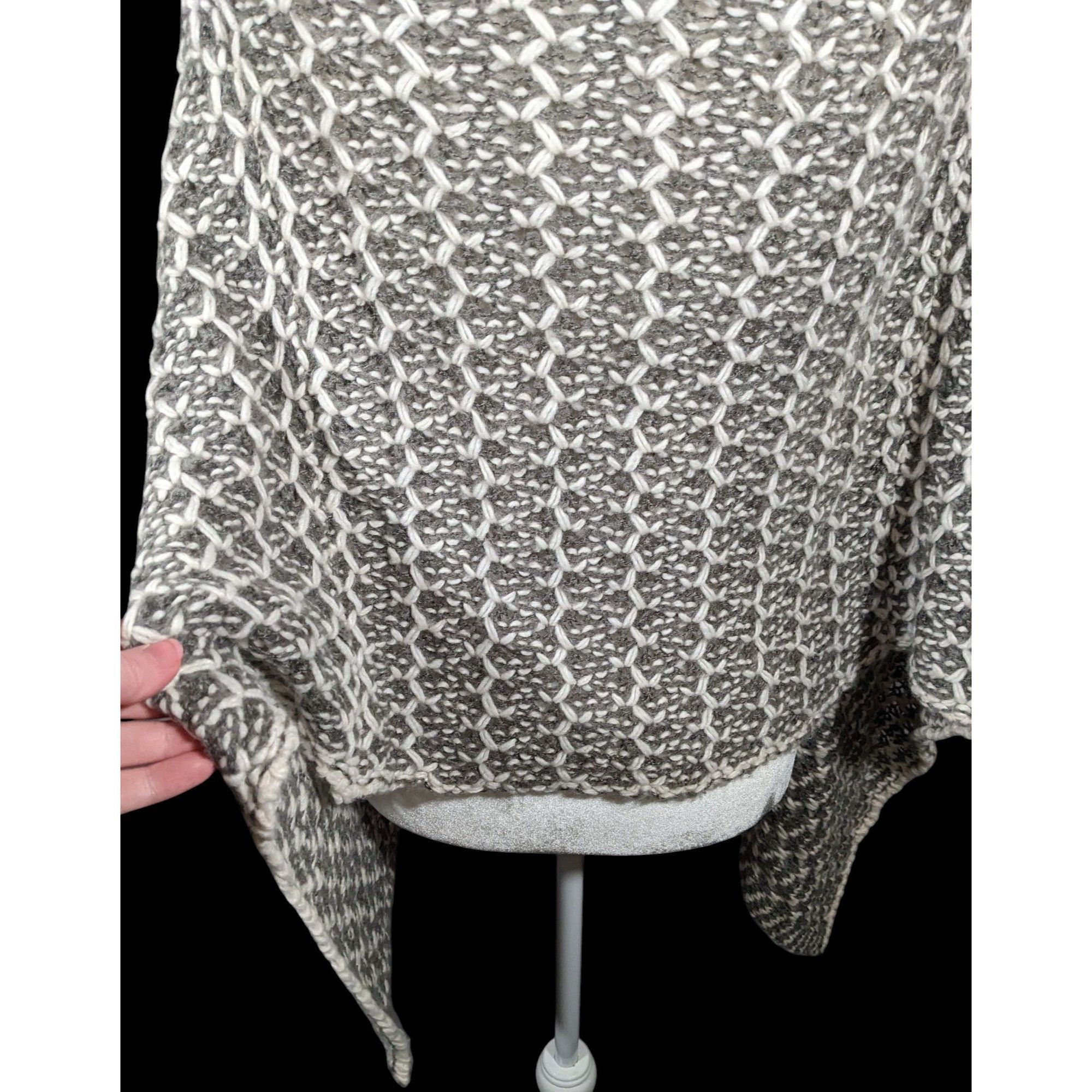 Other Simply Noelle Grey And White Chunky Knit Button Down Poncho Size ONE SIZE - 4 Thumbnail