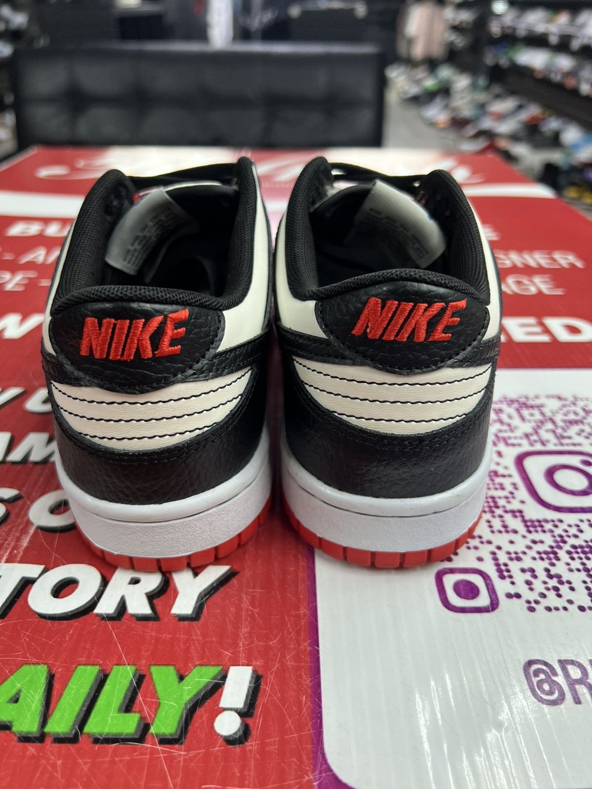Nike Nike Dunk Low Chicago Size 6y Size US 6 / EU 39 - 5 Thumbnail