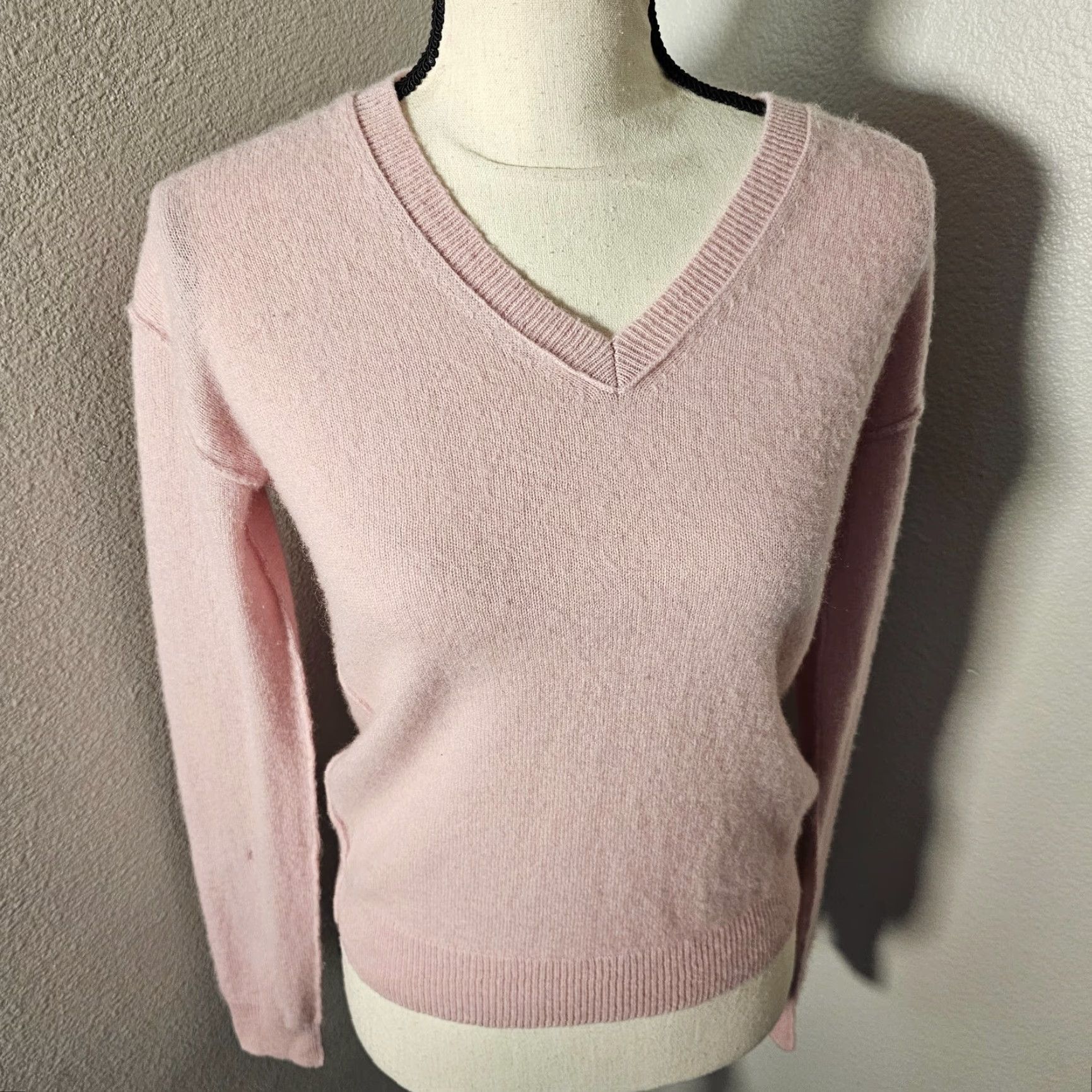 Neiman Marcus VINTAGE Neiman Marcus Cashmere Sweater XS Pink V-Neck Long Sleeve Casual Womens Size XS / US 0-2 / IT 36-38 - 2 Thumbnail