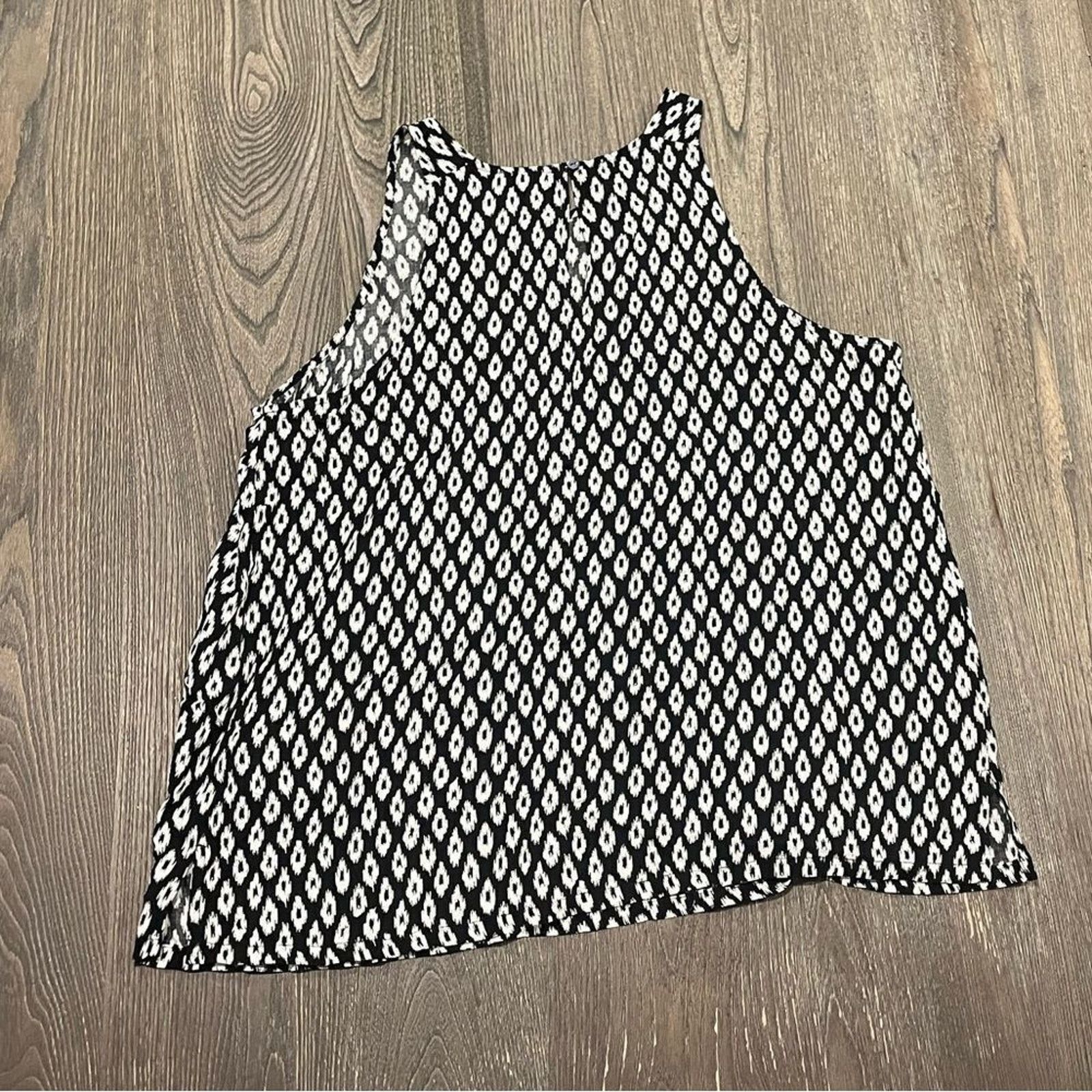 Old Navy Old Navy Blouse Sleeveless High-Neck Lightweight Casual Size L / US 10 / IT 46 - 4 Thumbnail