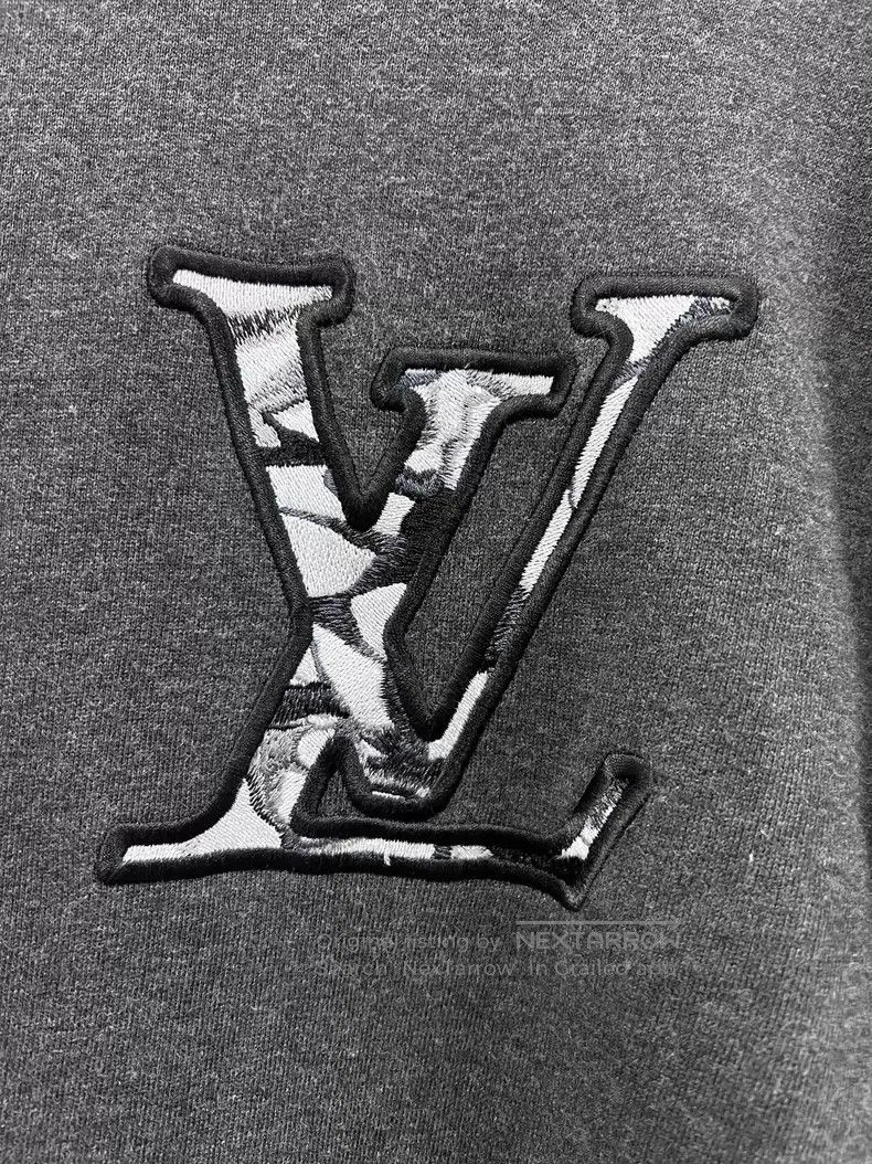 Louis Vuitton Louis Vuitton 24 FW monogrammed embroidered logo crew neck Size US M / EU 48-50 / 2 - 4 Thumbnail