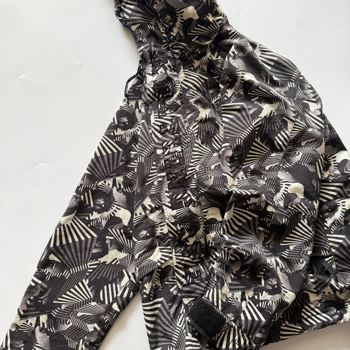 Bape BAPE Dazzle Camo Snowboard Jacket Rare Monochromatic Pattern Size US M / EU 48-50 / 2 - 4 Thumbnail